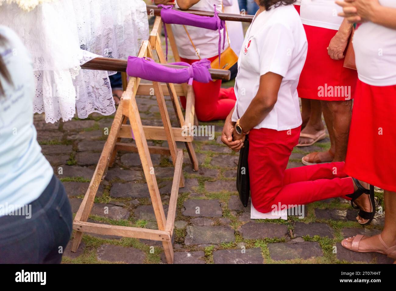 Valenca, Bahia, Brasilien - 07. April 2023: Katholische Gläubige werden auf ihren Knien während einer Hommage an den toten Herrn der Christen in der betenden Stockfoto