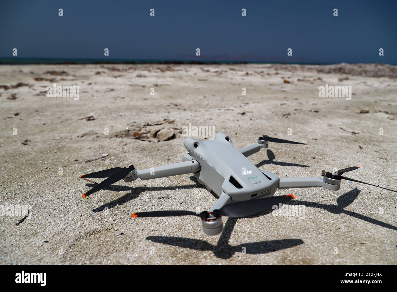 DJI Mini 3 Pro Drohne am Strand während des Urlaubs Stockfoto