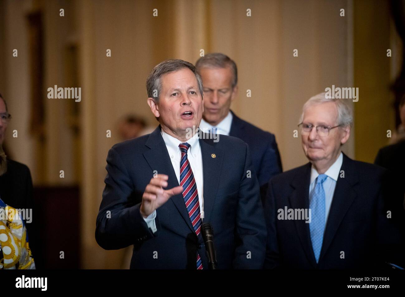 Washington, Vereinigte Staaten Von Amerika. Oktober 2023. US-Senator Steve Daines (Republikaner von Montana) hält am Mittwoch, den 4. Oktober 2023, im US-Kapitol in Washington, DC, eine Rede nach dem politischen Mittagessen des Senats. Credit: Rod Lamkey/CNP/SIPA USA Credit: SIPA USA/Alamy Live News Stockfoto