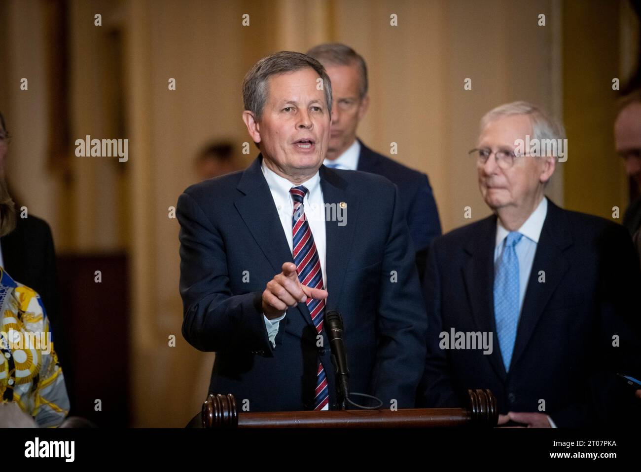 US-Senator Steve Daines (Republikaner von Montana) hält am Mittwoch, den 4. Oktober 2023, im US-Kapitol in Washington, DC, eine Rede nach dem politischen Mittagessen des Senats. Quelle: Stange Lamkey/CNP Stockfoto