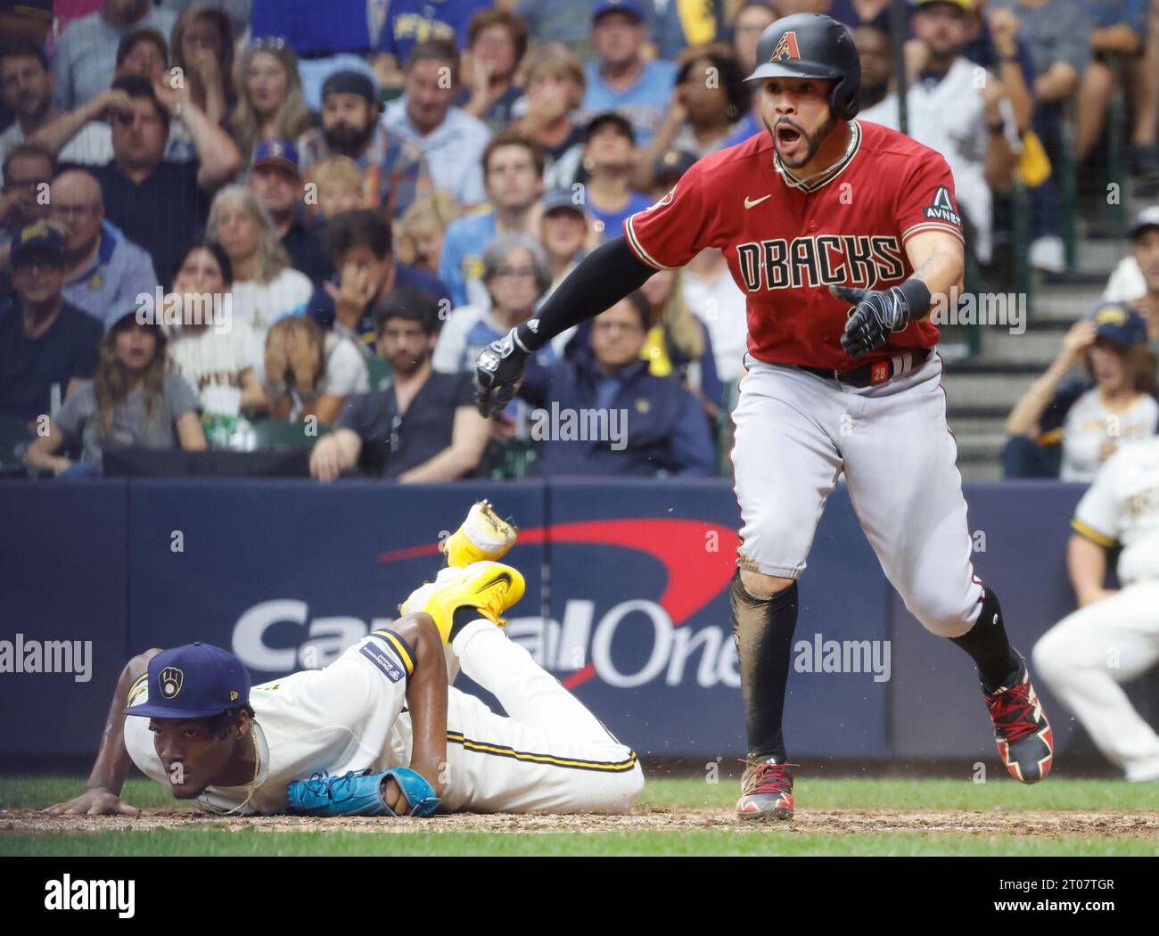 Milwaukee, Usa. Oktober 2023. Arizona Diamondbacks Tommy Pham ruft Teamkollege Christian Walker auf der dritten Basis an, nachdem er am Mittwoch auf einem wilden Feld von Milwaukee Brewers Pitcher Abner Uribe (am Boden) im sechsten Inning in Spiel zwei einer MLB National League Wild Card-Serie auf dem American Family Field in Milwaukee, Wisconsin, erzielt hat. Oktober 2023. Foto: Tannen Maury/UPI Credit: UPI/Alamy Live News Stockfoto