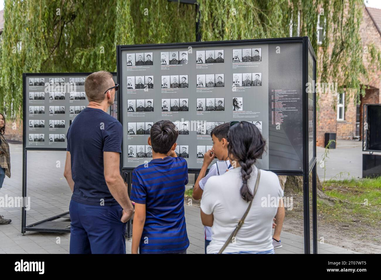 Auschwitz, Polen- 16. Juli 2023: Auschwitz-Holocaustvernichtungslager mit Reihenbildern einiger toter Gefangener, darunter Kinder, Mütter Stockfoto