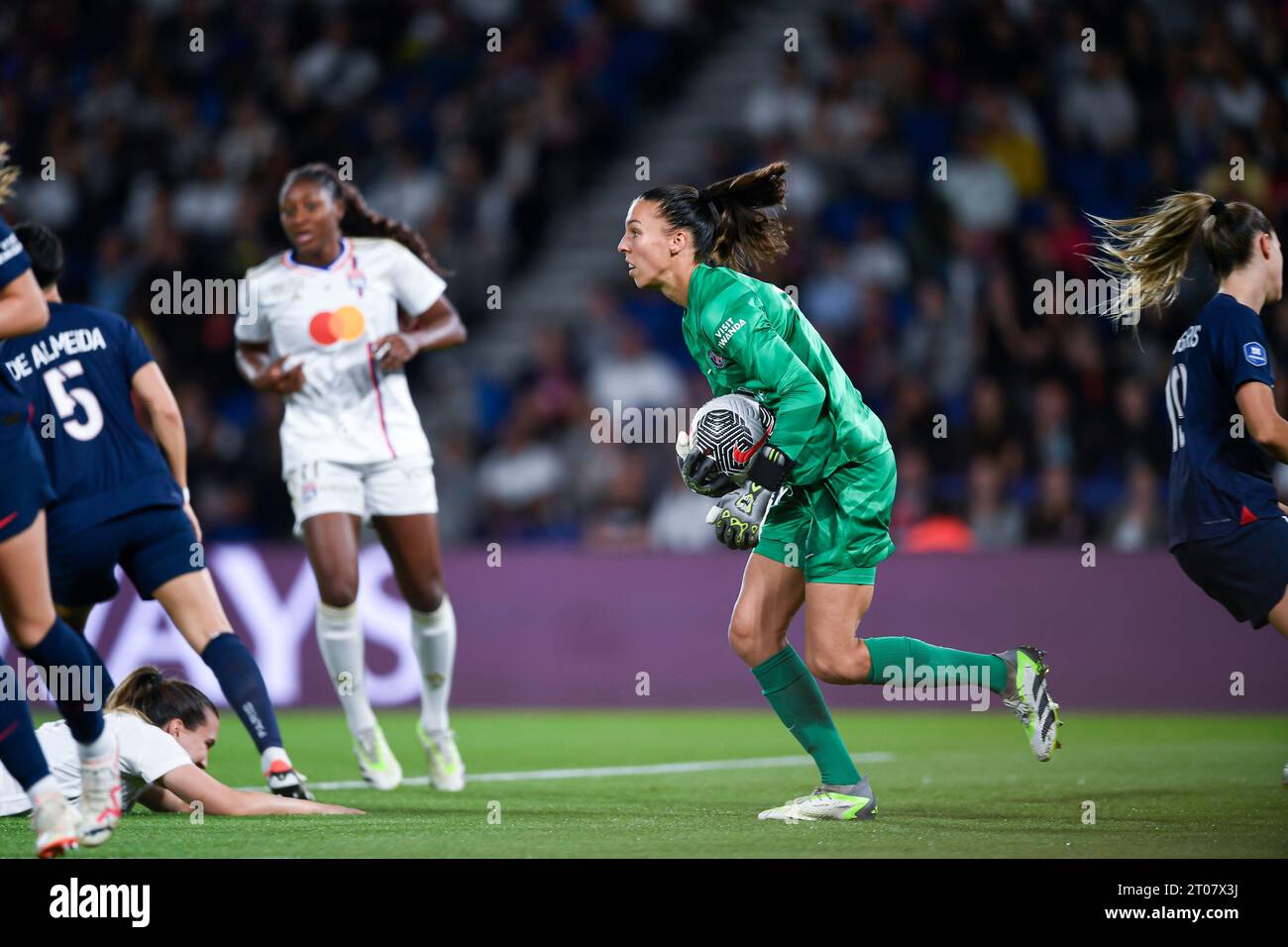 Paris, Frankreich. Oktober 2023. Constance Picaud Torhüter beim D1 Arkema Women Football Match Paris Saint-Germain (PSG) gegen Olympique Lyonnais Lyon (OL) im Parc des Princes Stadion in Paris, Frankreich am 1. Oktober 2023. Quelle: Victor Joly/Alamy Live News Stockfoto