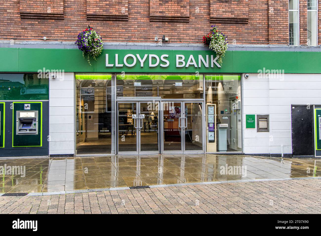 Mansfield, Großbritannien - 8. August 2023: Eingang zur Lloyds Bank und grünes Schild an einem regnerischen Tag Stockfoto