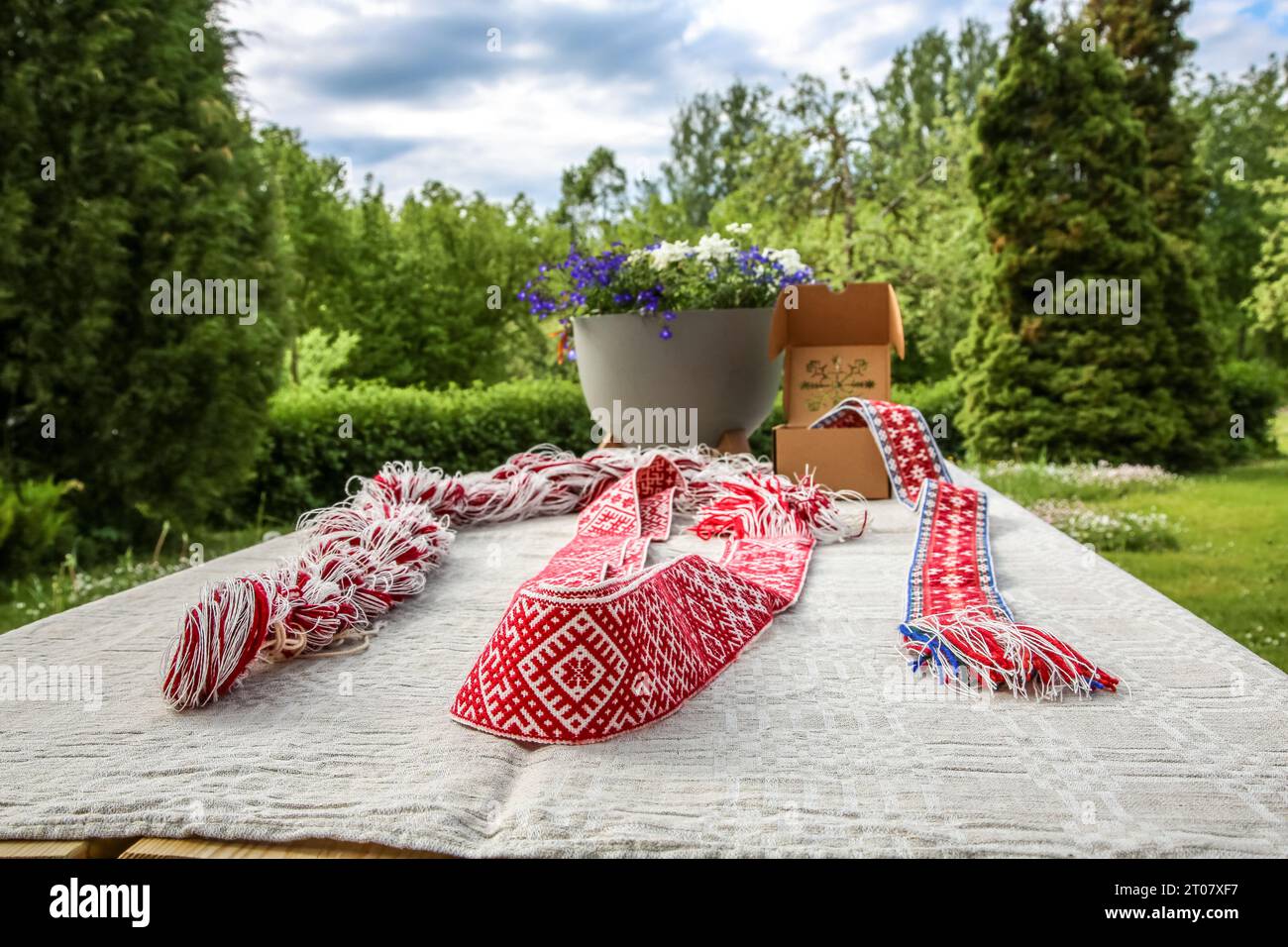 Das nationale Symbol Lettlands ist der Lielvarde-Gürtel in traditionellen Schwarz-weiß-Farben Stockfoto