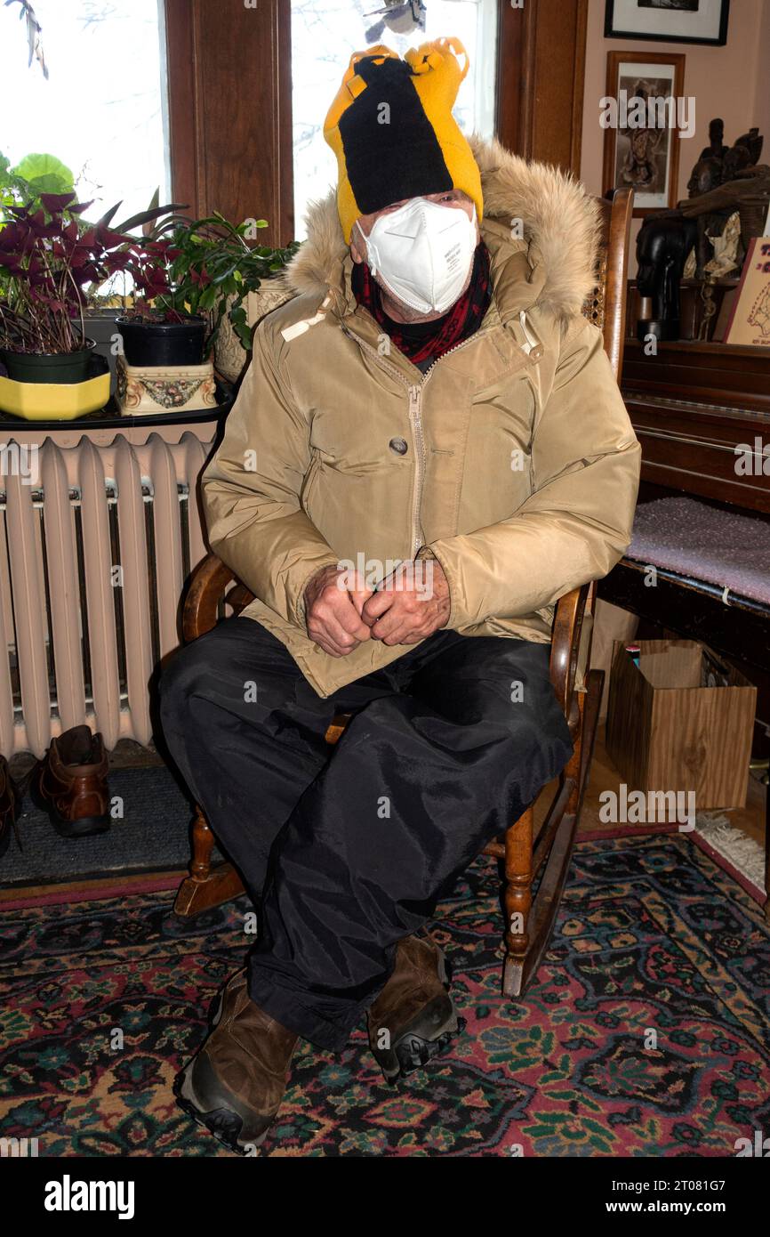 Vollständig maskierter Besucher und Freund im Haus des Fotografen Steve Skjold während der COVID-Pandemie. St. Paul Minnesota MN USA Stockfoto