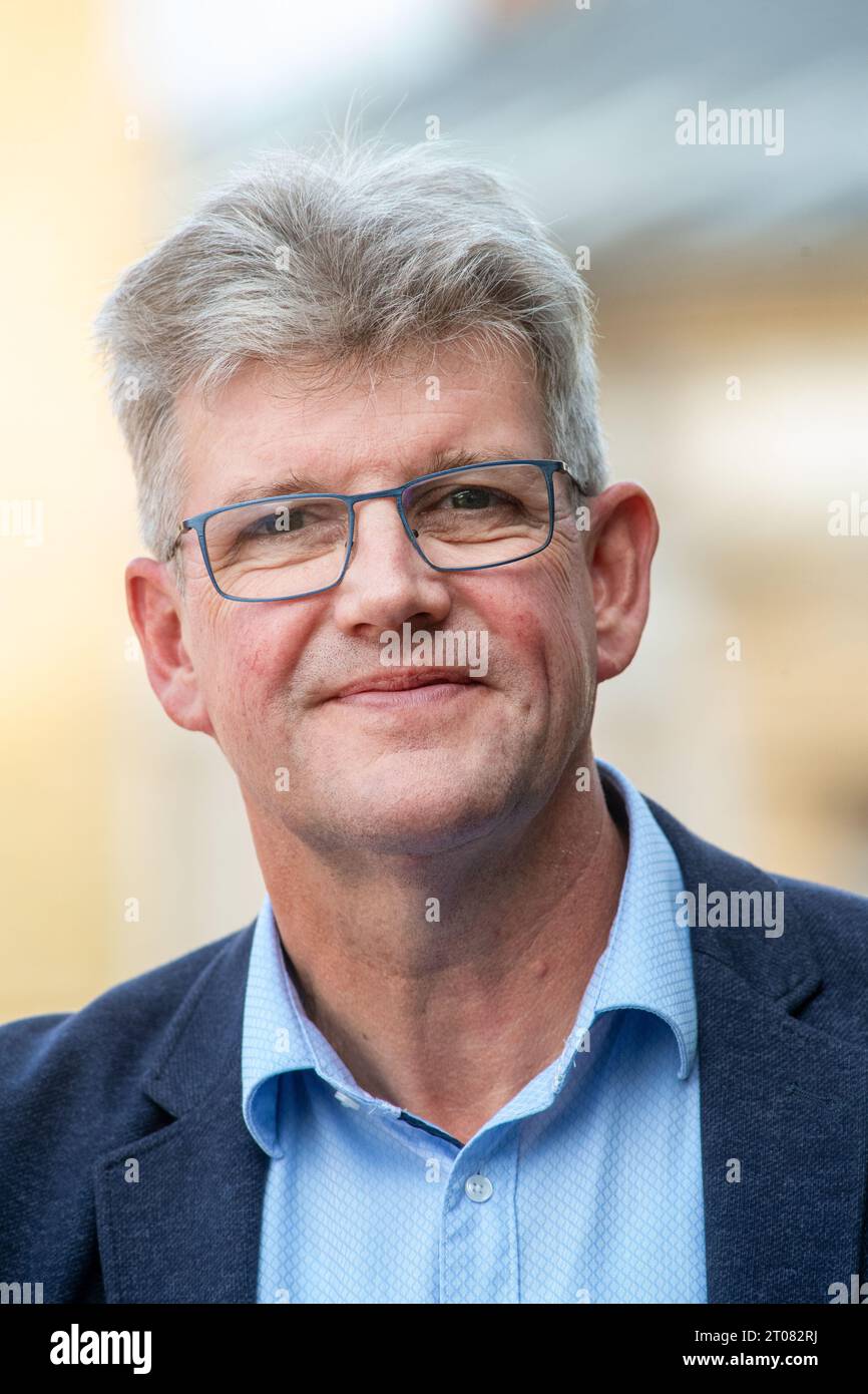 Stralsund, Deutschland. Oktober 2023. Leon Kräusche, Bürgermeister von Sassnitz, steht in Stralsund. Wenn es um die Frage nach der Notwendigkeit des umstrittenen LNG-Terminals Rügen geht, dann ist das Zeugnis gegen Zeugnis. Leon Kräusche, Bürgermeister der betroffenen Gemeinde, setzt sich für mehr Vertrauen in die Bundesregierung ein und vermisst Ehrlichkeit in der Debatte. Quelle: Stefan sauer/dpa/Alamy Live News Stockfoto