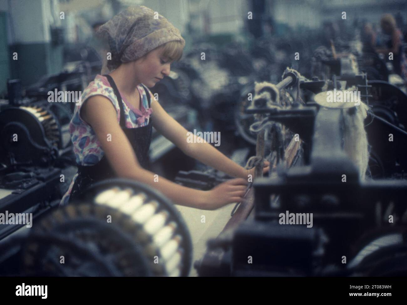 UDSSR. Usbekistan. Junge Russin, die in einer Textilfabrik in Taschkent arbeitet. Stockfoto