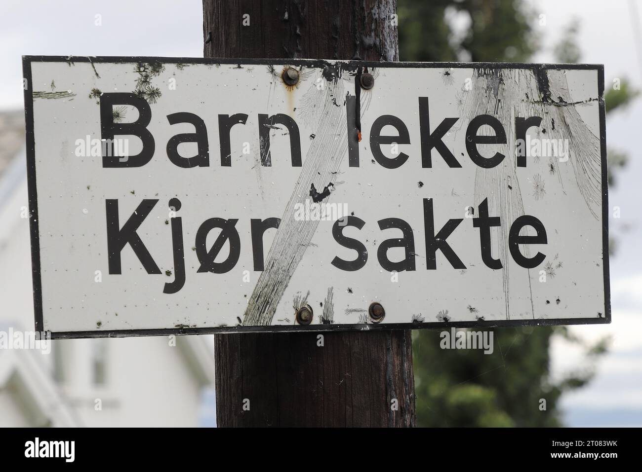 Melden Sie sich in der norwegischen Sprache an, und geben Sie Fahrern, die übersetzen, dass Kinder spielen - Fahren Sie langsam. Stockfoto