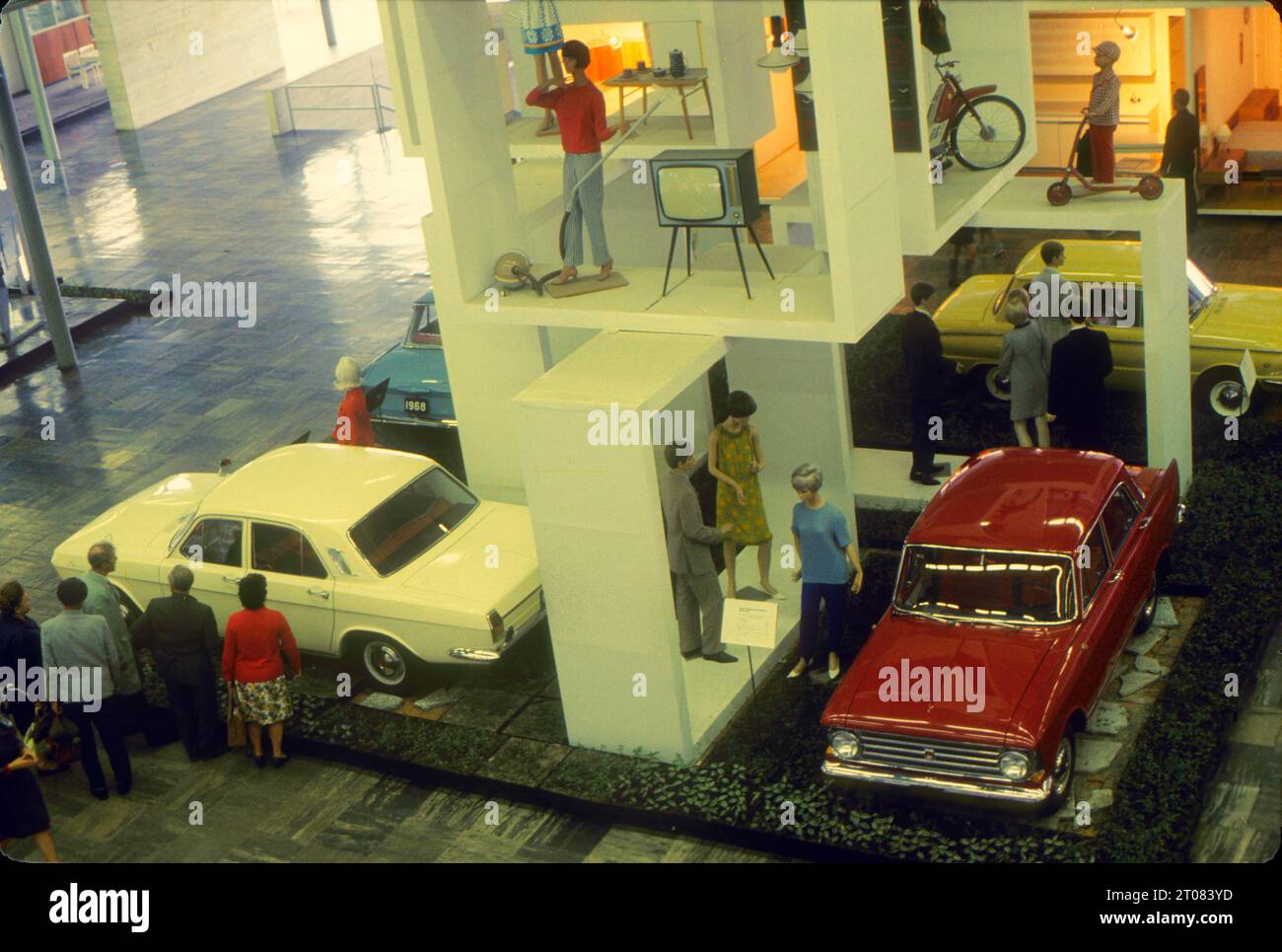 UdSSR (Union der Sozialistischen Sowjetrepubliken) 1968. Rússia, Moskau: Zuschauer, die das Auto auf der Ausstellung wirtschaftlicher Errungenschaften im Pavillon für Konsumgüter betrachten. Stockfoto