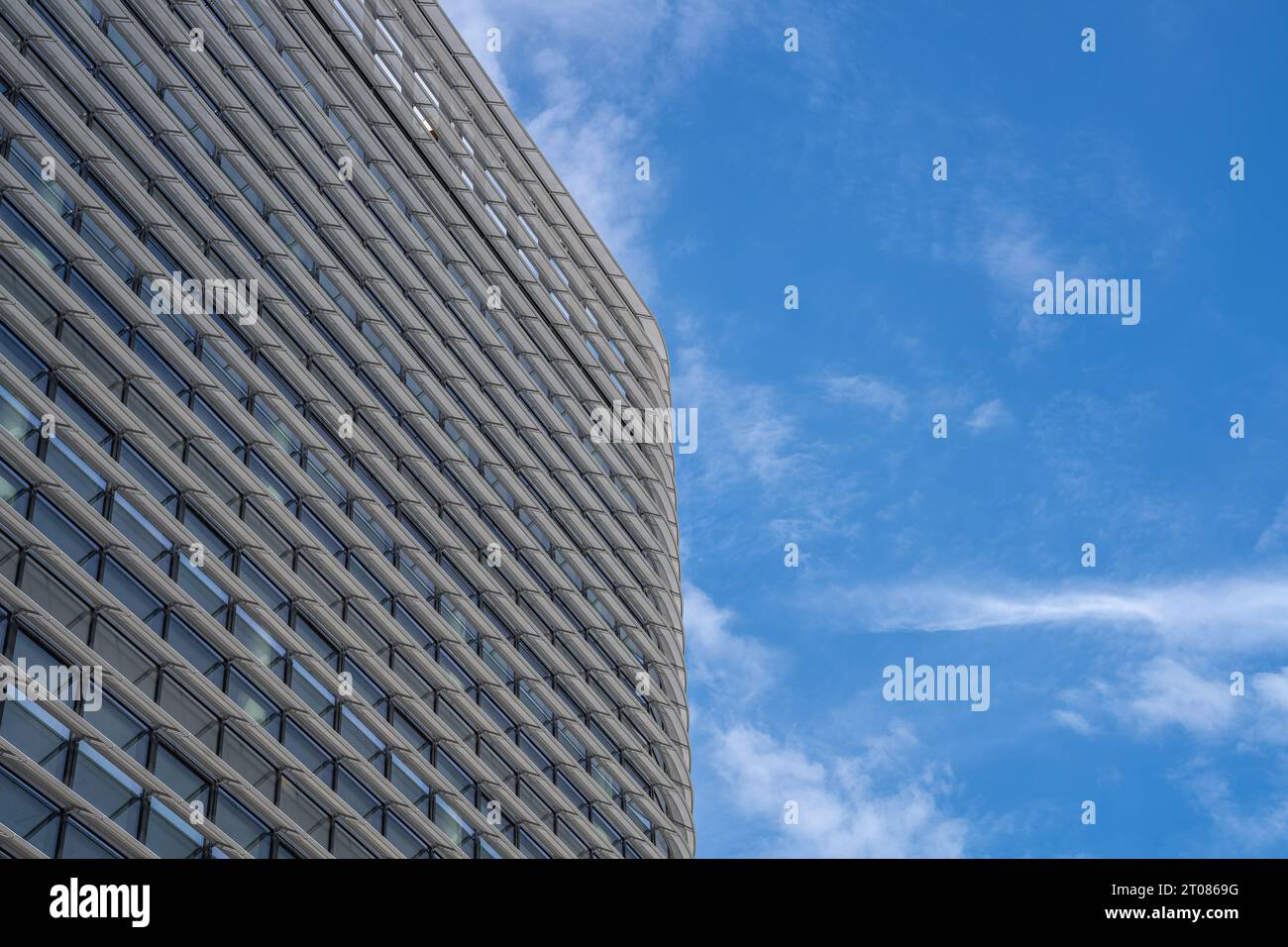 Minimalistischer, fotoblauer Himmel und Symmetrie des Apartmentblocks Stockfoto