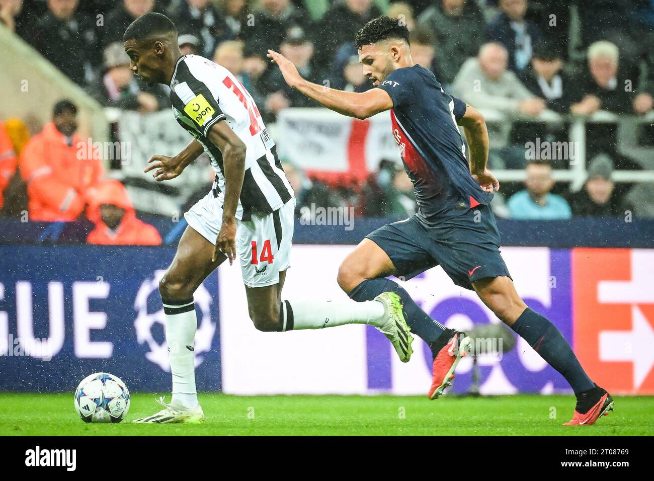 Alexander ISAK von Newcastle und Goncalo RAMOS von PSG während des Gruppenspiels der UEFA Champions League zwischen Newcastle United FC und Paris Saint-Germain am 4. Oktober 2023 im St. James's Park in Newcastle upon Tyne, England Stockfoto