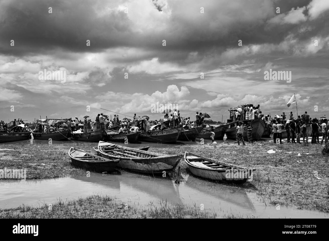 Traditionelle Bootsstation, Lebensstil der Menschen und bewölkte Himmelsfotos, aufgenommen am 25. Juni 2022 von Mawa Boat Station in Bangladesch Stockfoto