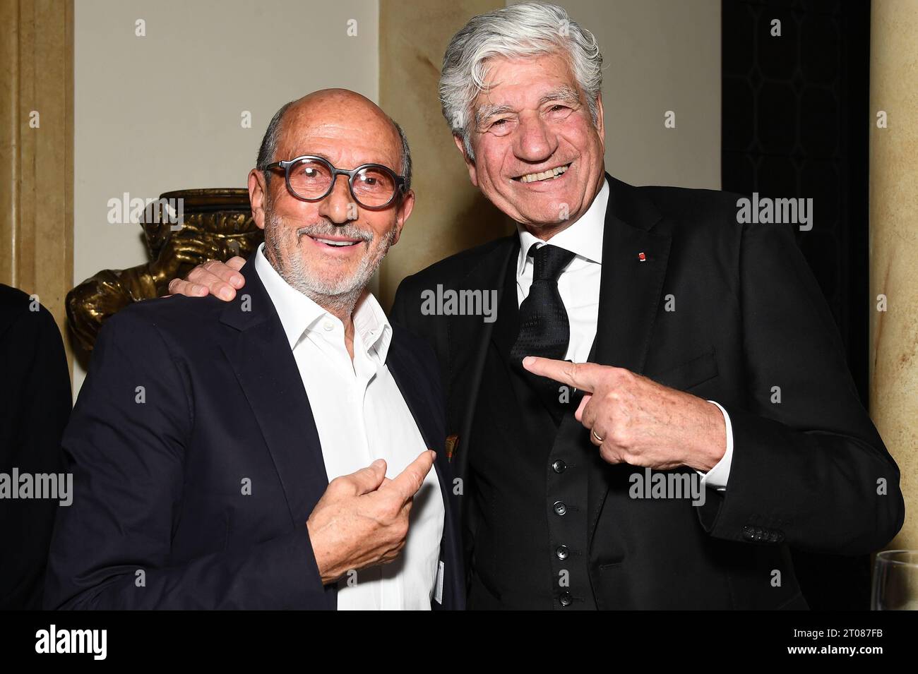 New York, USA. Oktober 2023. (L-R) der Uhrmacher Richard Mille und Maurice Levy nehmen am Paris Brain Institute America Launch Benefit Dinner Teil, das am 4. Oktober 2023 im französischen Konsulat in New York City, NY, stattfindet. (Foto: Anthony Behar/SIPA USA) Credit: SIPA USA/Alamy Live News Stockfoto