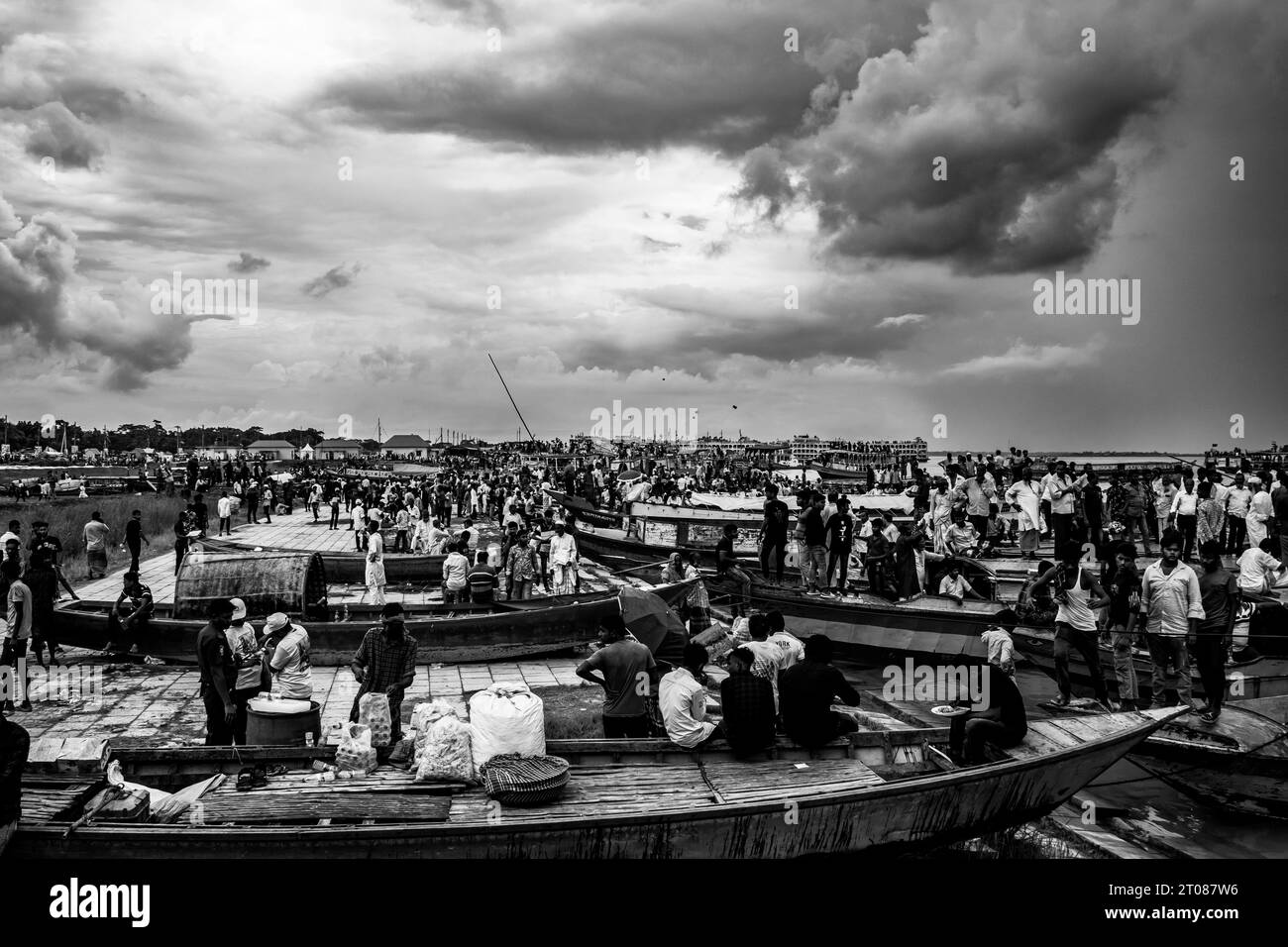 Traditionelle Bootsstation, Lebensstil der Menschen und bewölkte Himmelsfotos, aufgenommen am 25. Juni 2022 von Mawa Boat Station in Bangladesch Stockfoto