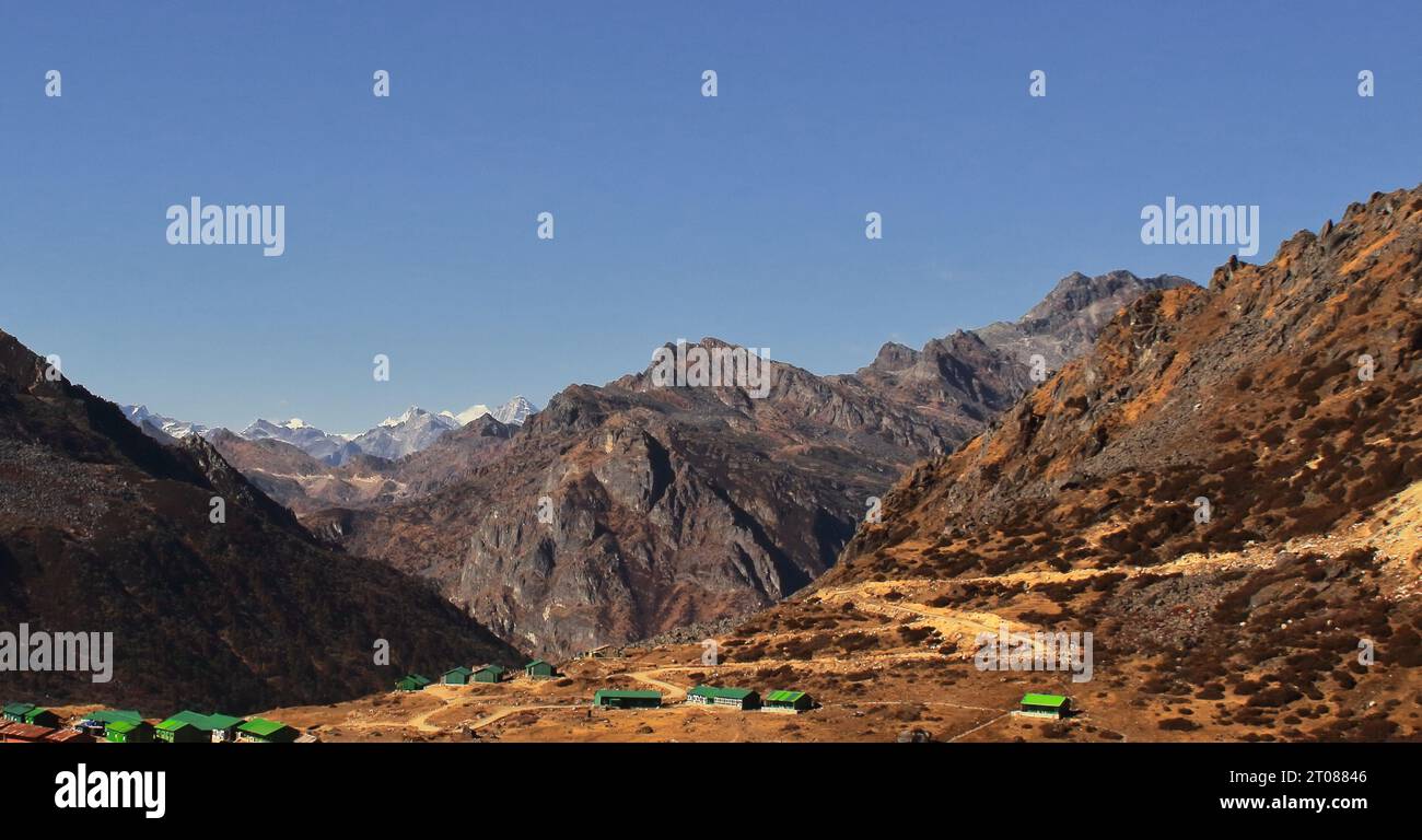Hohe himalaya-Trockenlandschaft und Bergdorf, schneebedeckte Gipfel im Hintergrund nahe der Grenze zu indien china (Bum la Pass), tawang, Nordosten indiens Stockfoto