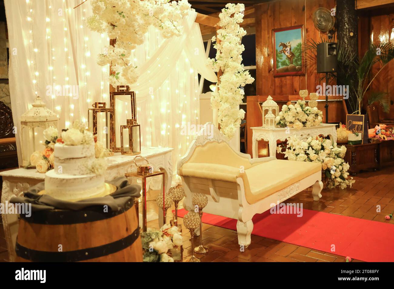 Hochzeitsgarnitur für Kuchen und Blumen weiß Stockfoto