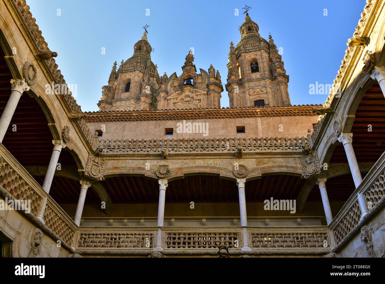 Der Innenhof des Shell House aus dem 15. Jahrhundert und die Türme von La Clerecía, einer barocken katholischen Kirche aus dem 18. Jahrhundert. Salamanca, Spanien, 18. Dezember Stockfoto