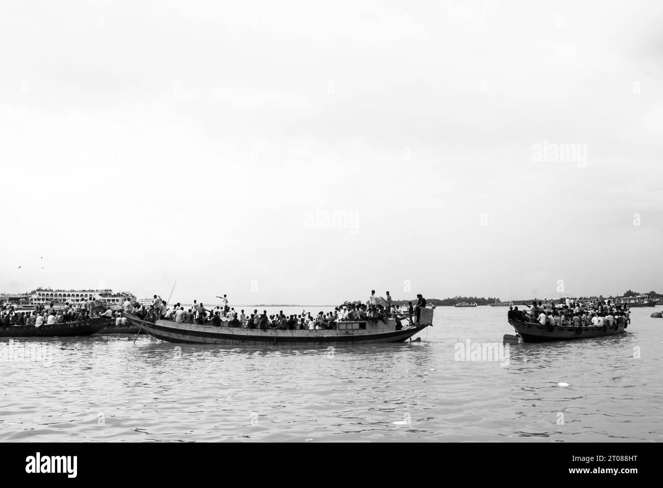Traditionelle Bootsstation, Lebensstil der Menschen und bewölkte Himmelsfotos, aufgenommen am 25. Juni 2022 von Mawa Boat Station in Bangladesch Stockfoto
