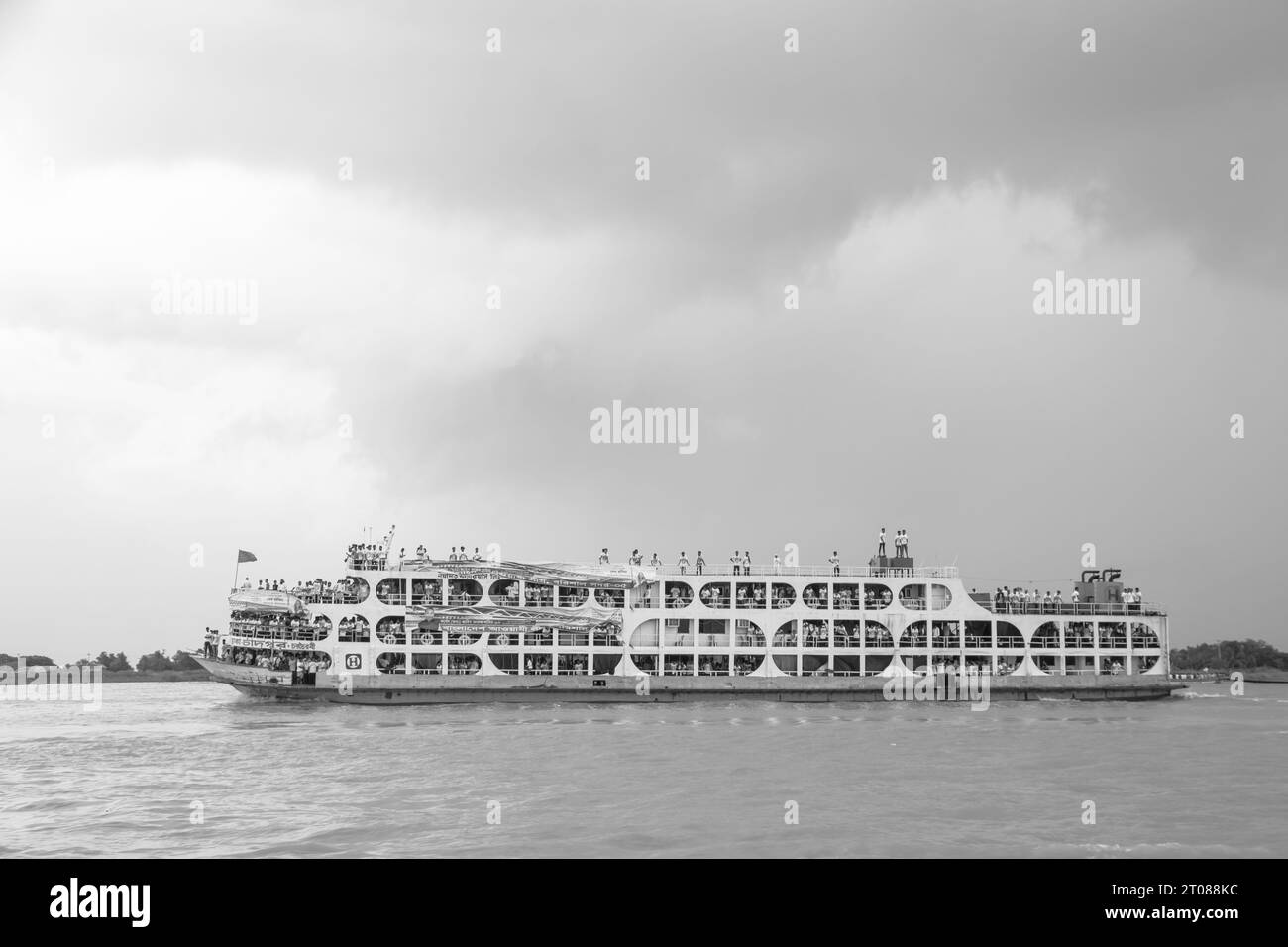 Traditionelle Bootsstation, Lebensstil der Menschen und bewölkte Himmelsfotos, aufgenommen am 25. Juni 2022 von Mawa Boat Station in Bangladesch Stockfoto