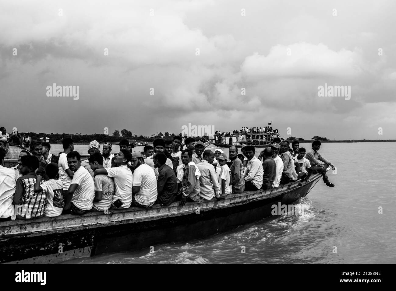 Traditionelle Bootsstation, Lebensstil der Menschen und bewölkte Himmelsfotos, aufgenommen am 25. Juni 2022 von Mawa Boat Station in Bangladesch Stockfoto