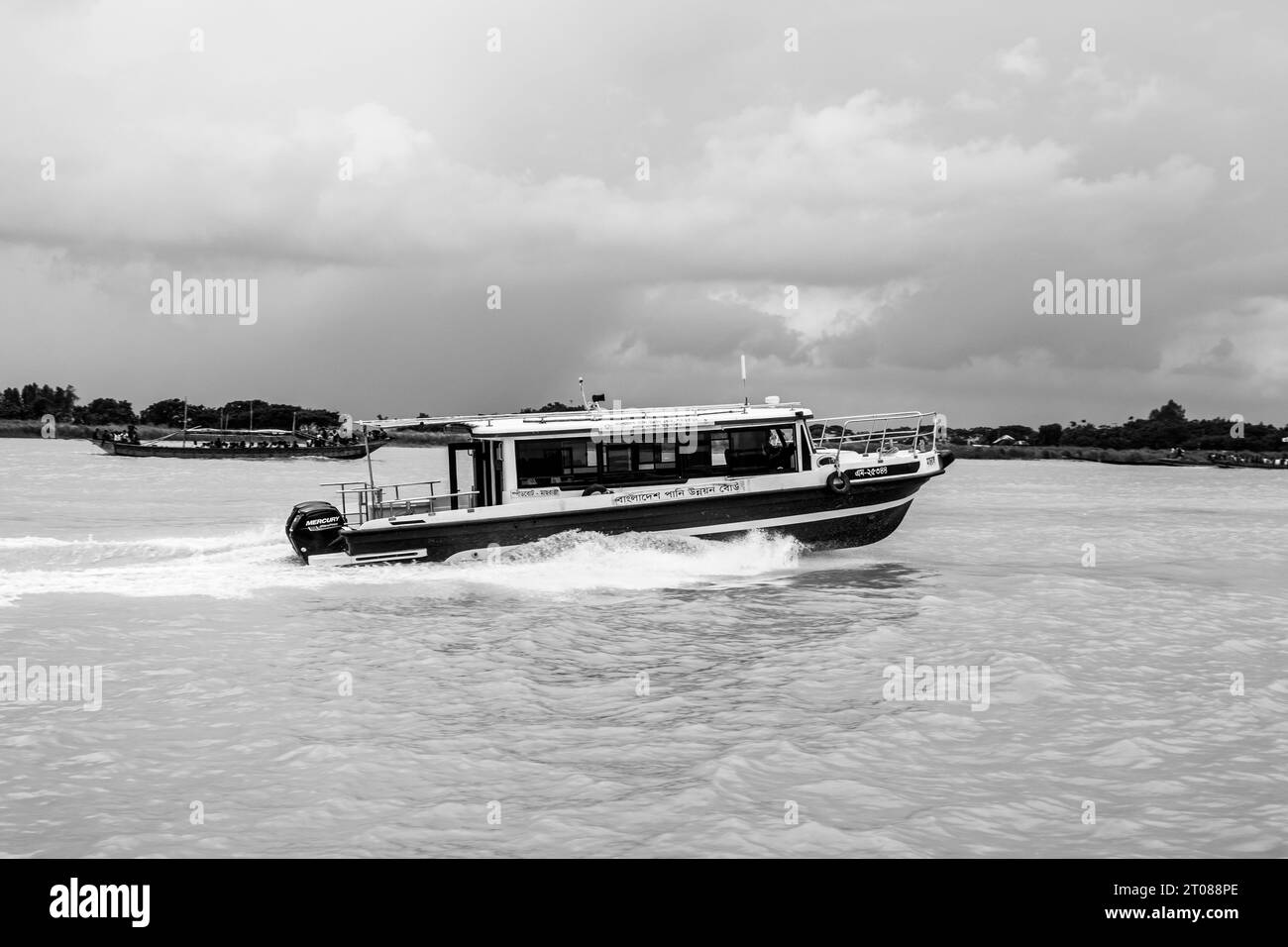 Traditionelle Bootsstation, Lebensstil der Menschen und bewölkte Himmelsfotos, aufgenommen am 25. Juni 2022 von Mawa Boat Station in Bangladesch Stockfoto