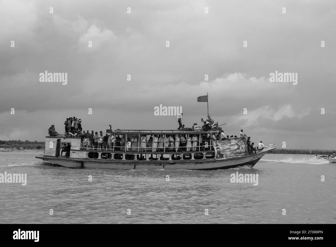 Traditionelle Bootsstation, Lebensstil der Menschen und bewölkte Himmelsfotos, aufgenommen am 25. Juni 2022 von Mawa Boat Station in Bangladesch Stockfoto