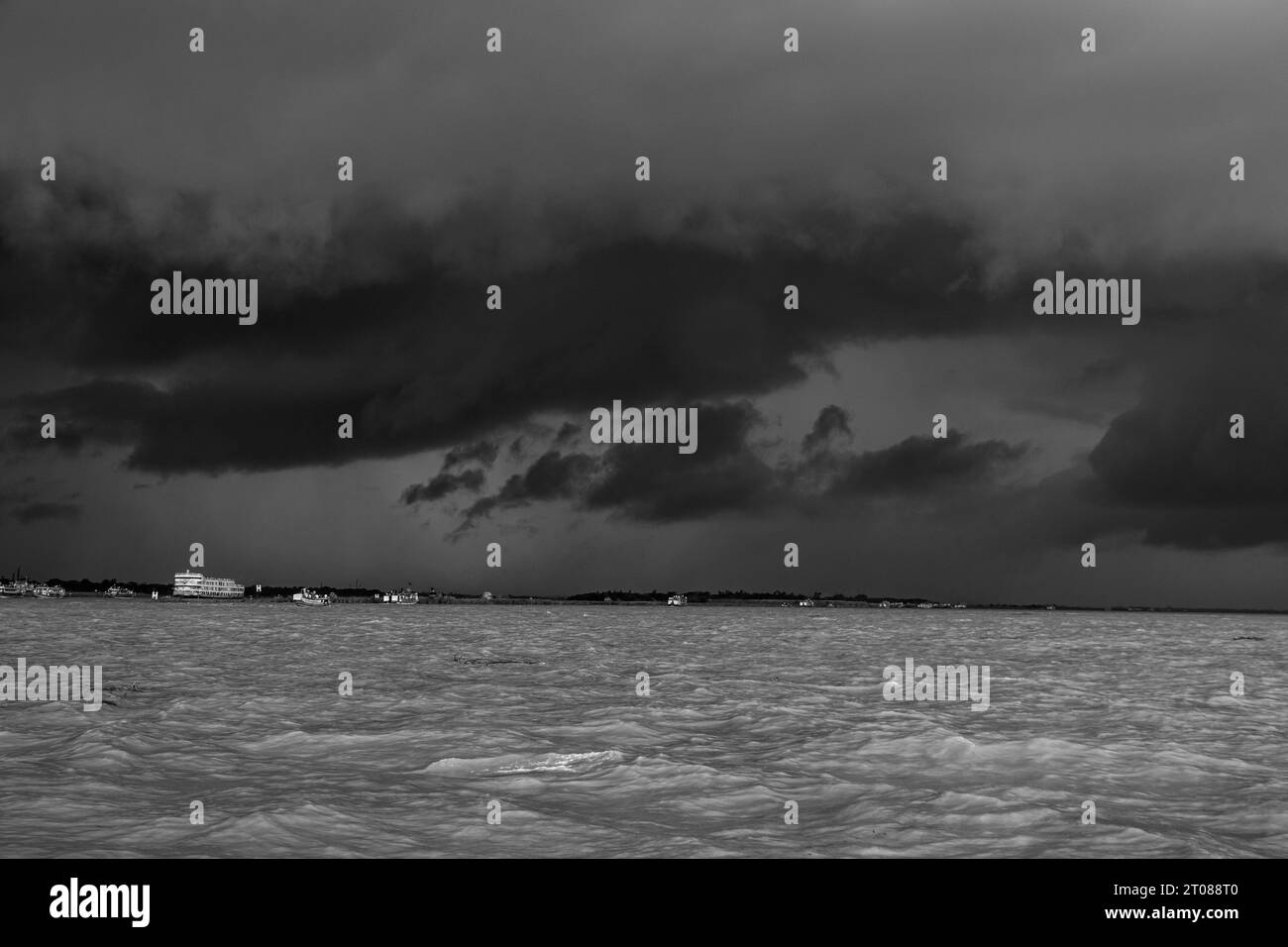 Traditionelle Bootsstation, Lebensstil der Menschen und bewölkte Himmelsfotos, aufgenommen am 25. Juni 2022 von Mawa Boat Station in Bangladesch Stockfoto