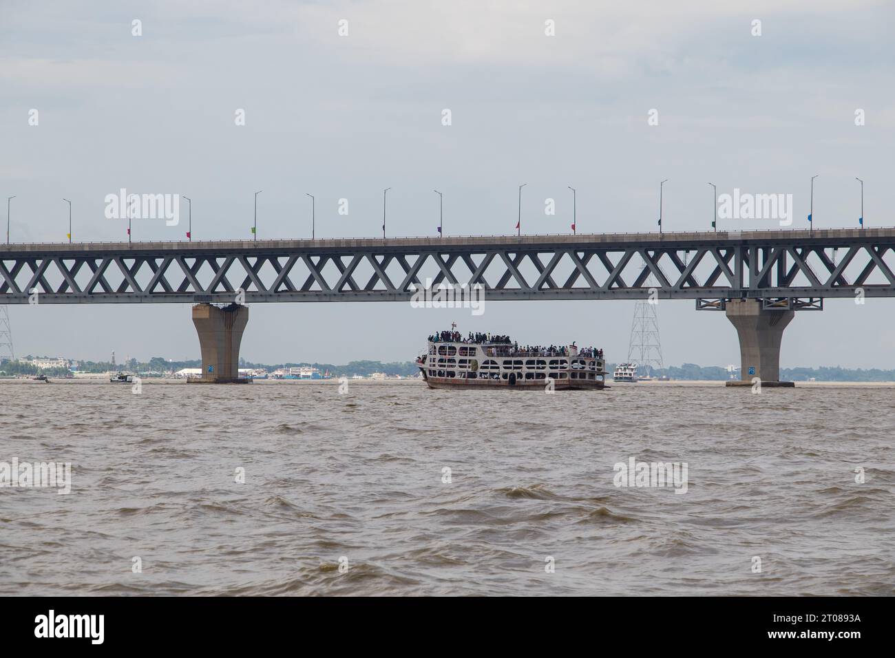 Die umfangreichste Padma-Brückenfotografie unter dem dunklen bewölkten Himmel, aufgenommen am 25. Juni 2022 von Mawa Boat Station in Bangladesch Stockfoto