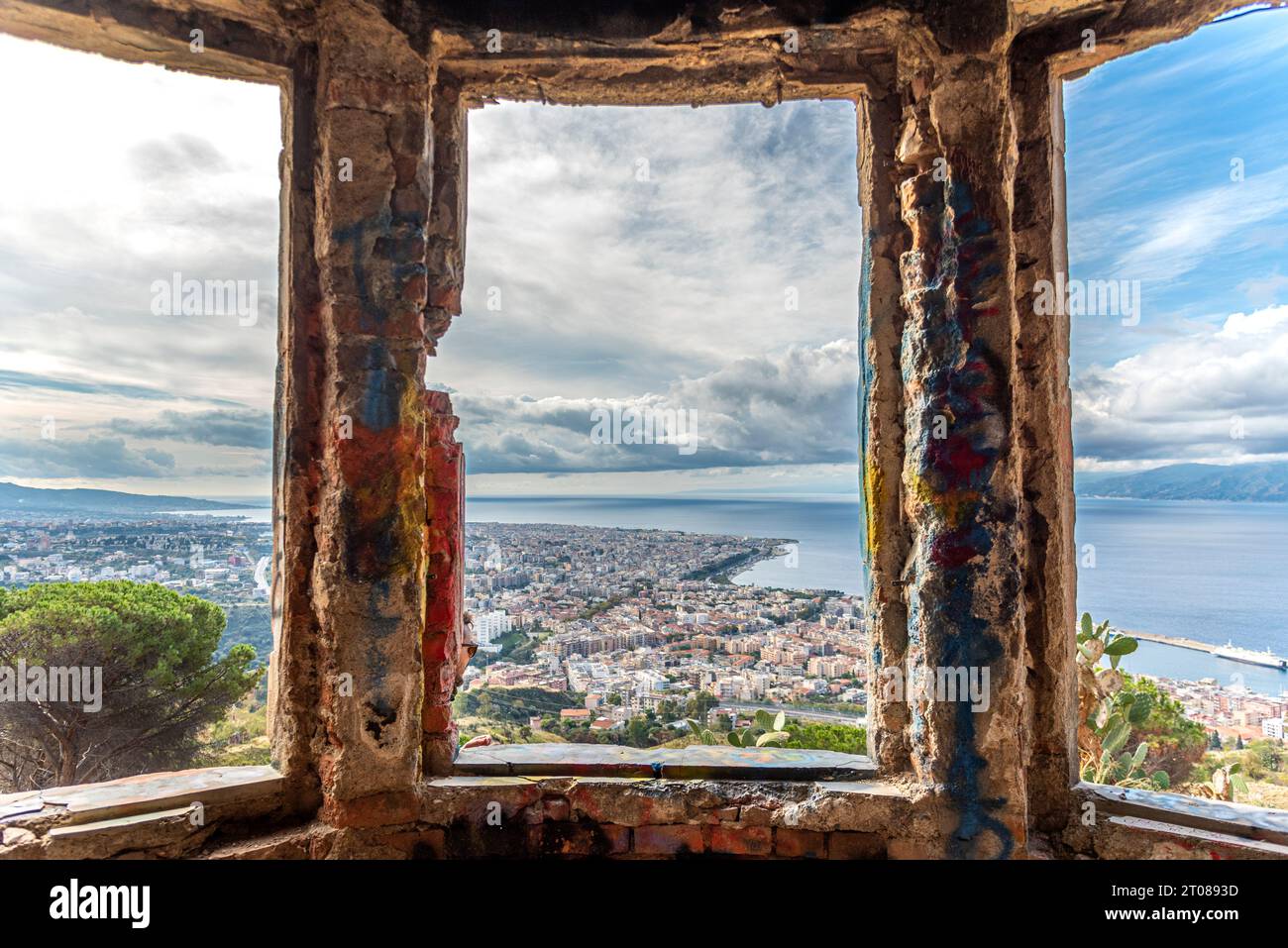 Panorama di Reggio Calabria visto attraverso finestre di casa abbandonata Stockfoto