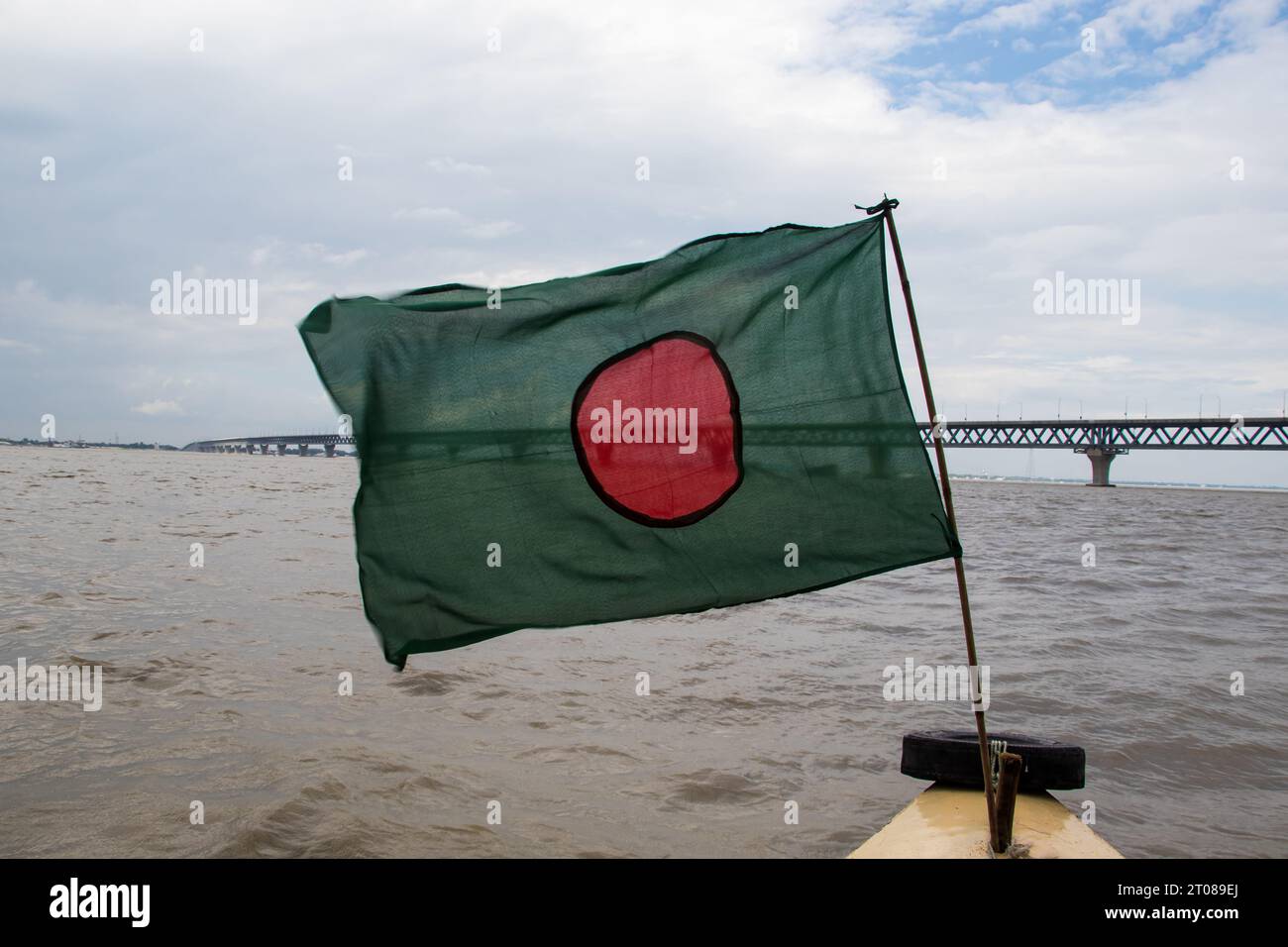 Die umfangreichste Padma-Brückenfotografie unter dem dunklen bewölkten Himmel, aufgenommen am 25. Juni 2022 von Mawa Boat Station in Bangladesch Stockfoto