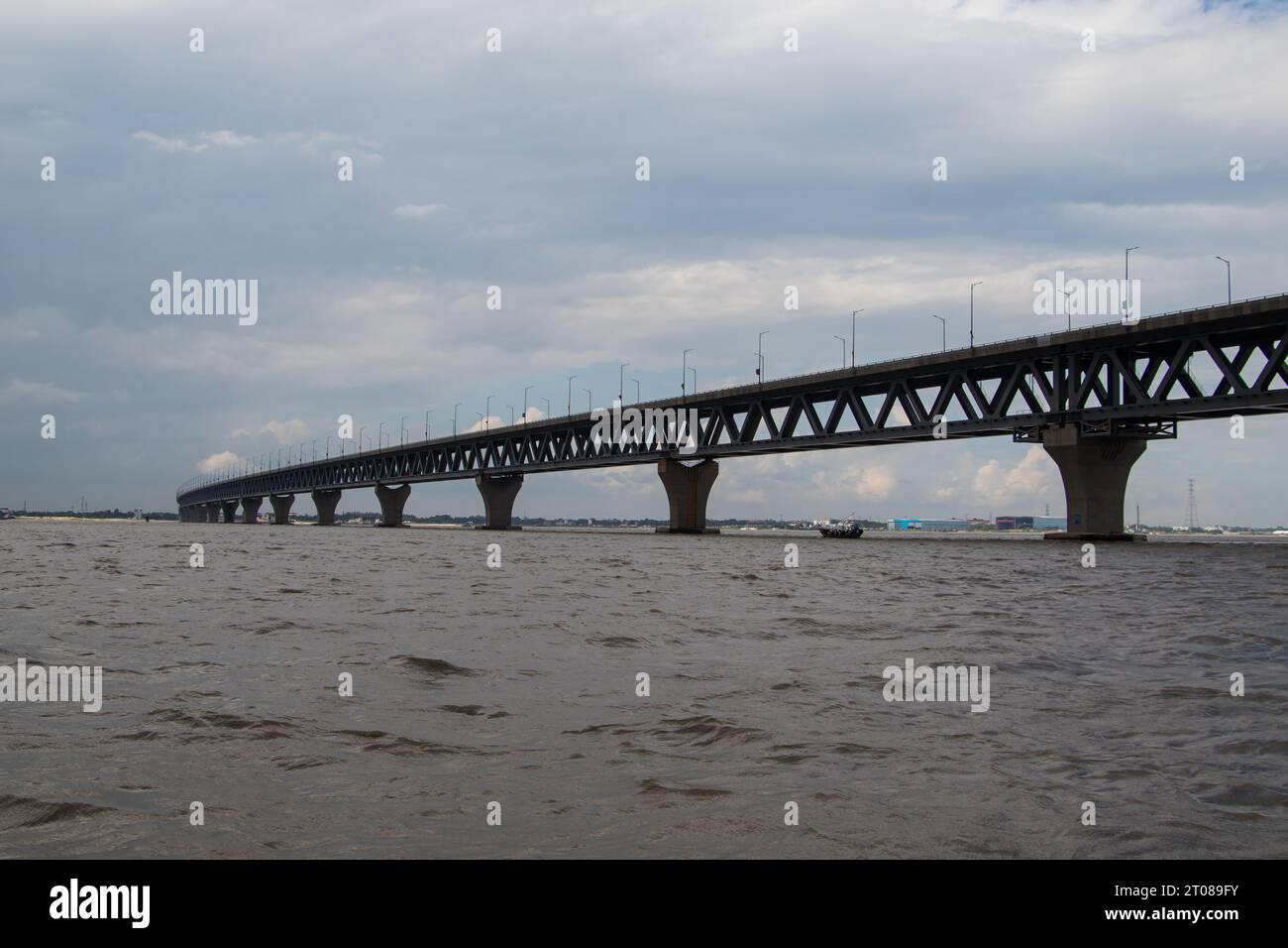 Die umfangreichste Padma-Brückenfotografie unter dem dunklen bewölkten Himmel, aufgenommen am 25. Juni 2022 von Mawa Boat Station in Bangladesch Stockfoto