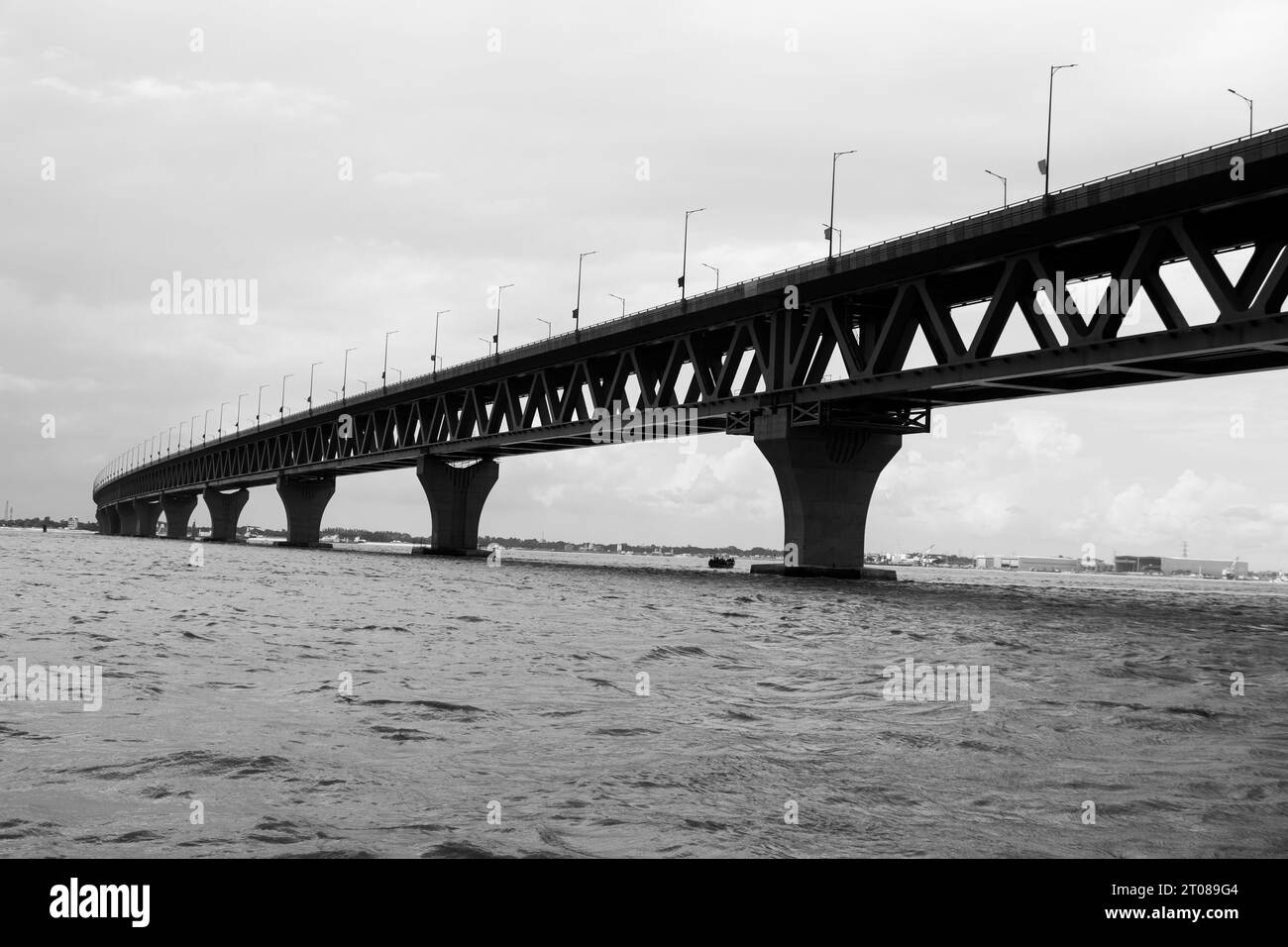 Die umfangreichste Padma-Brückenfotografie unter dem dunklen bewölkten Himmel, aufgenommen am 25. Juni 2022 von Mawa Boat Station in Bangladesch Stockfoto