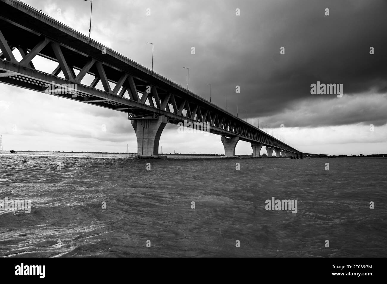 Die umfangreichste Padma-Brückenfotografie unter dem dunklen bewölkten Himmel, aufgenommen am 25. Juni 2022 von Mawa Boat Station in Bangladesch Stockfoto