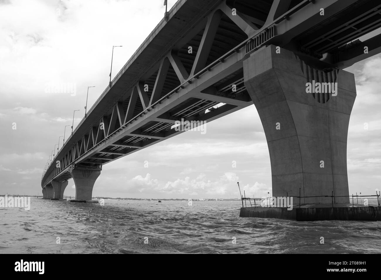 Die umfangreichste Padma-Brückenfotografie unter dem dunklen bewölkten Himmel, aufgenommen am 25. Juni 2022 von Mawa Boat Station in Bangladesch Stockfoto