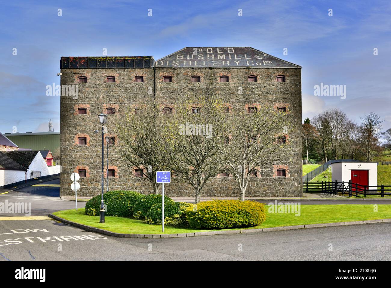 Das Old 1608 Bushmills Whiskey Distillery Gebäude an einem ruhigen Tag im Frühjahr 2018. Bushmills, County Antrim, Nordirland. Stockfoto