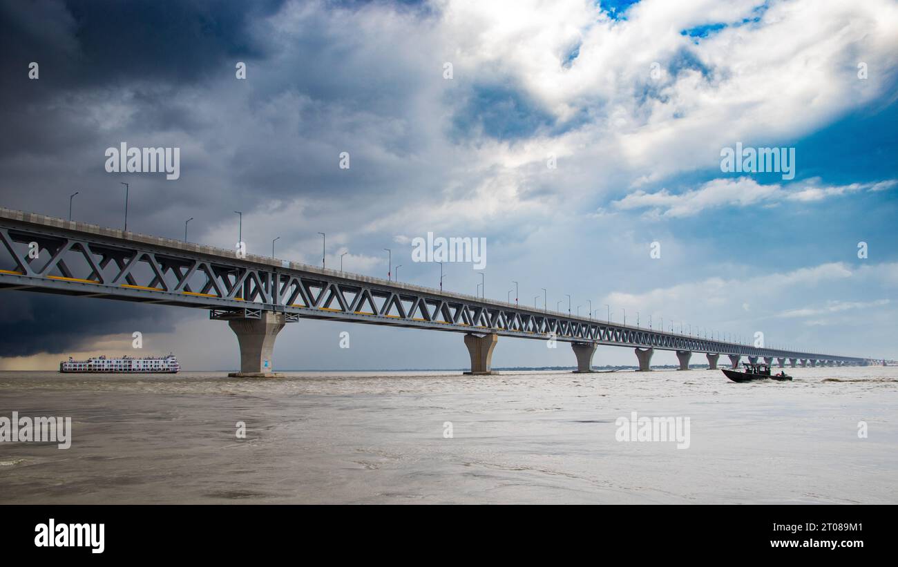 Die umfangreichste Padma-Brückenfotografie unter dem dunklen bewölkten Himmel, aufgenommen am 25. Juni 2022 von Mawa Boat Station in Bangladesch Stockfoto