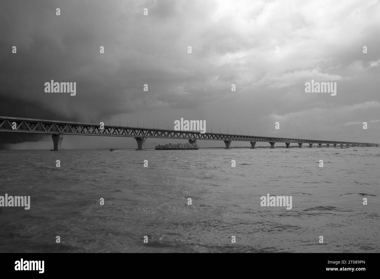 Die umfangreichste Padma-Brückenfotografie unter dem dunklen bewölkten Himmel, aufgenommen am 25. Juni 2022 von Mawa Boat Station in Bangladesch Stockfoto