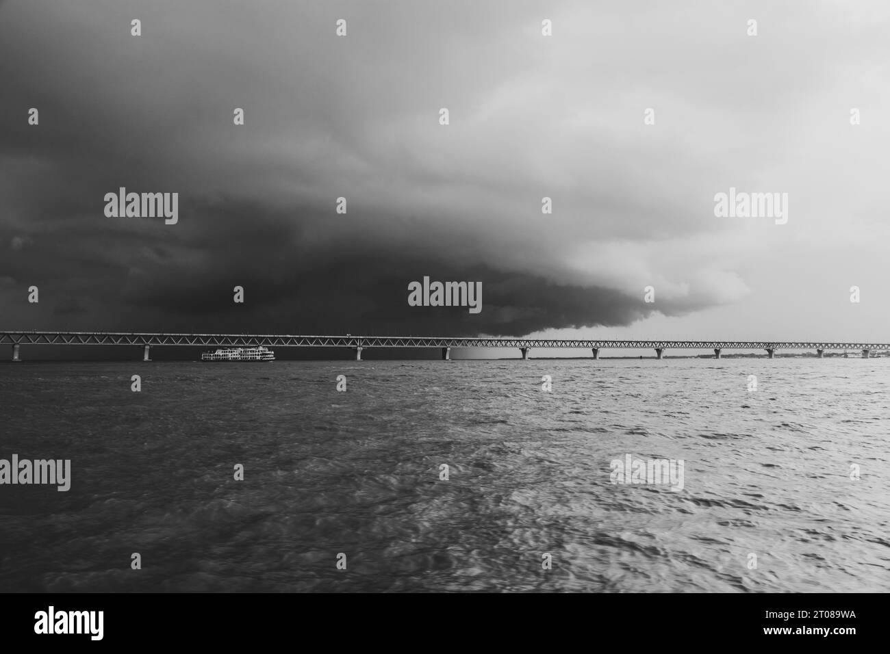 Die umfangreichste Padma-Brückenfotografie unter dem dunklen bewölkten Himmel, aufgenommen am 25. Juni 2022 von Mawa Boat Station in Bangladesch Stockfoto