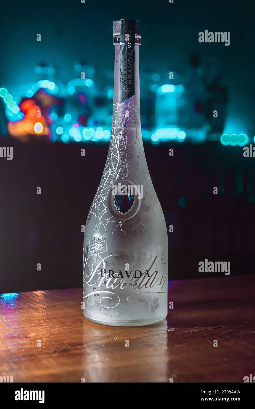 Buenos Aires, Argentinien; 07-30-2023: Vertikales Bild einer Flasche Pravda Wodka auf einem Holztisch in einer Bar. Stockfoto