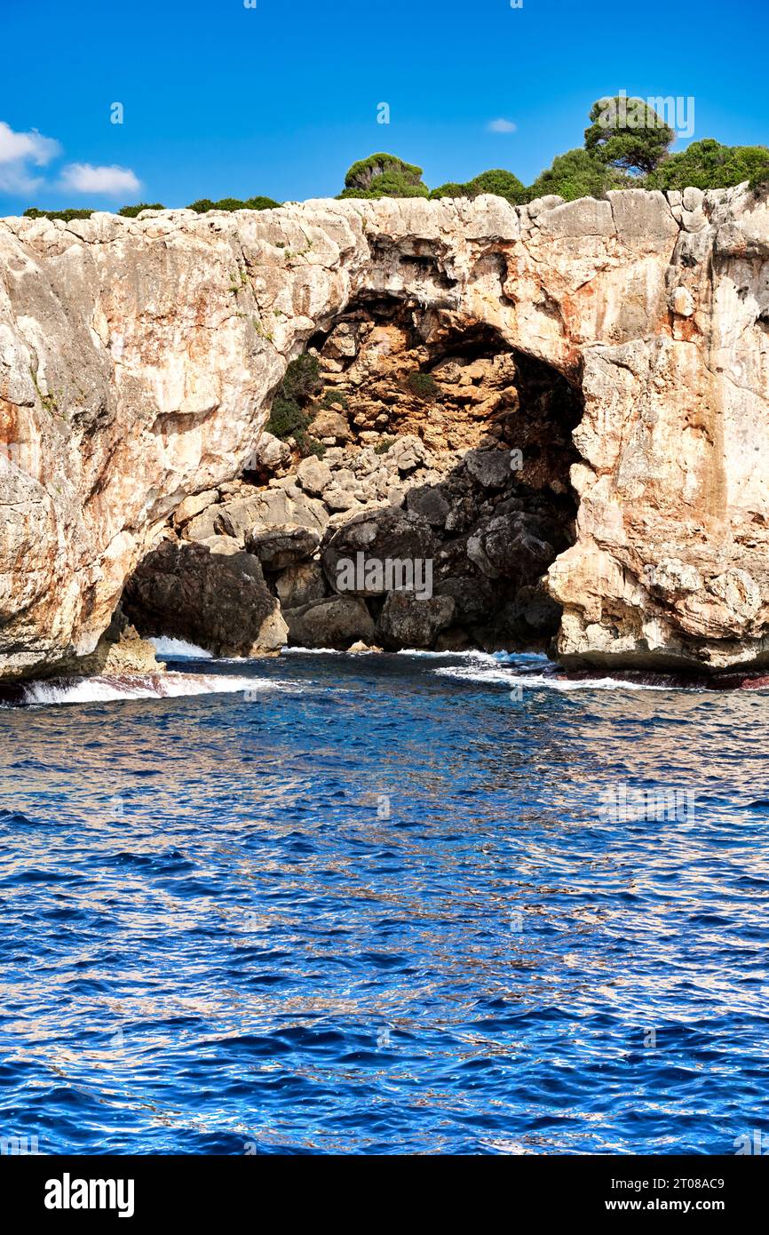 Surfbrücke mit erodierten Felsmassen hinter der Brandung an der felsigen Küste Mallorcas Stockfoto