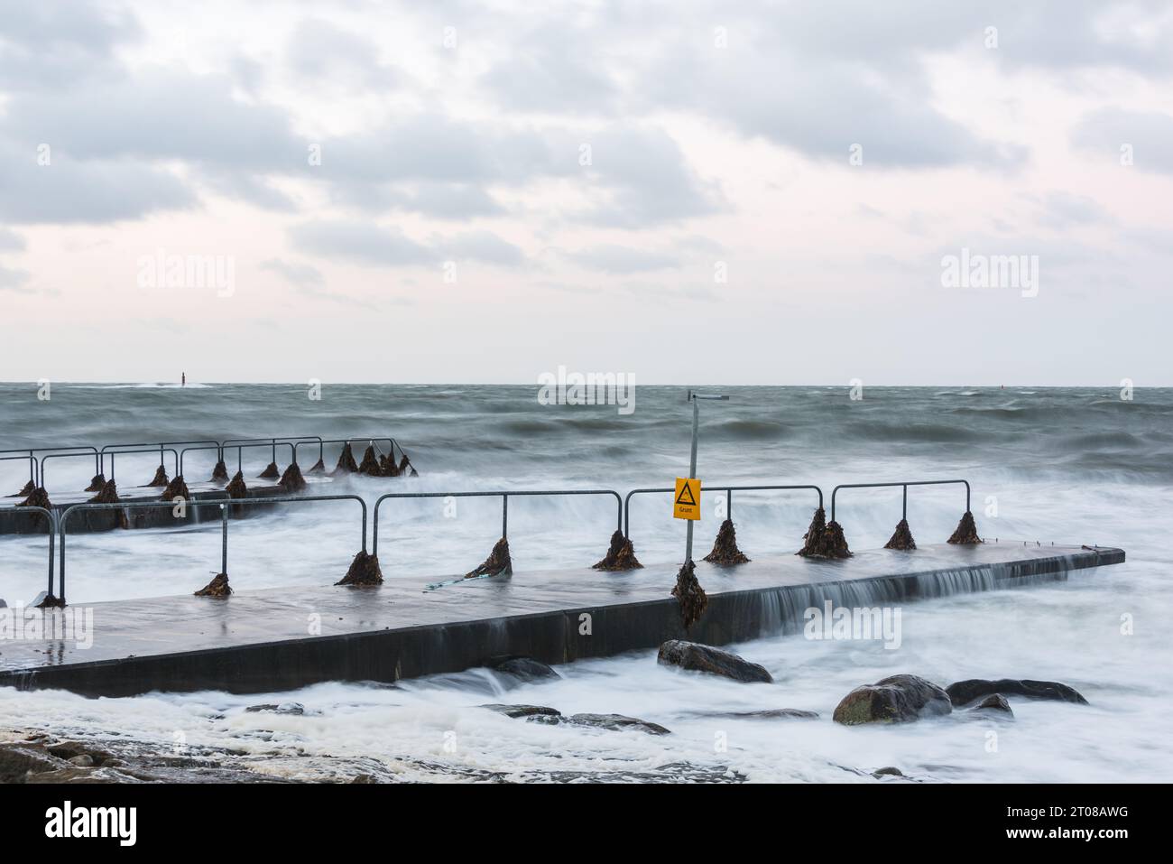 Eine stürmische Küstenszene mit einem vom Wind gefegten Horizont über dem Wasser. Stockfoto