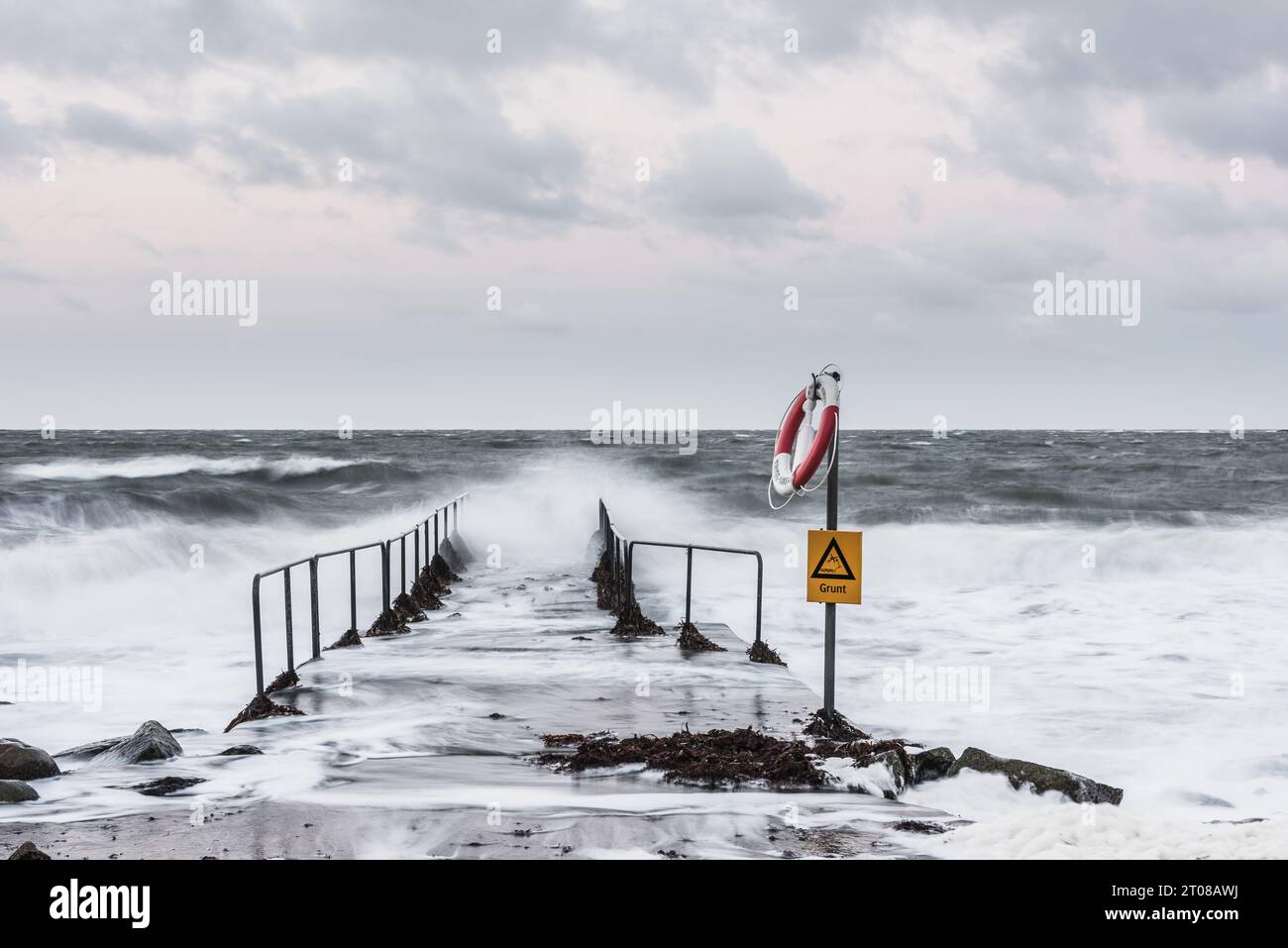 Eine stürmische Küstenszene mit einem vom Wind gefegten Horizont über dem Wasser. Stockfoto