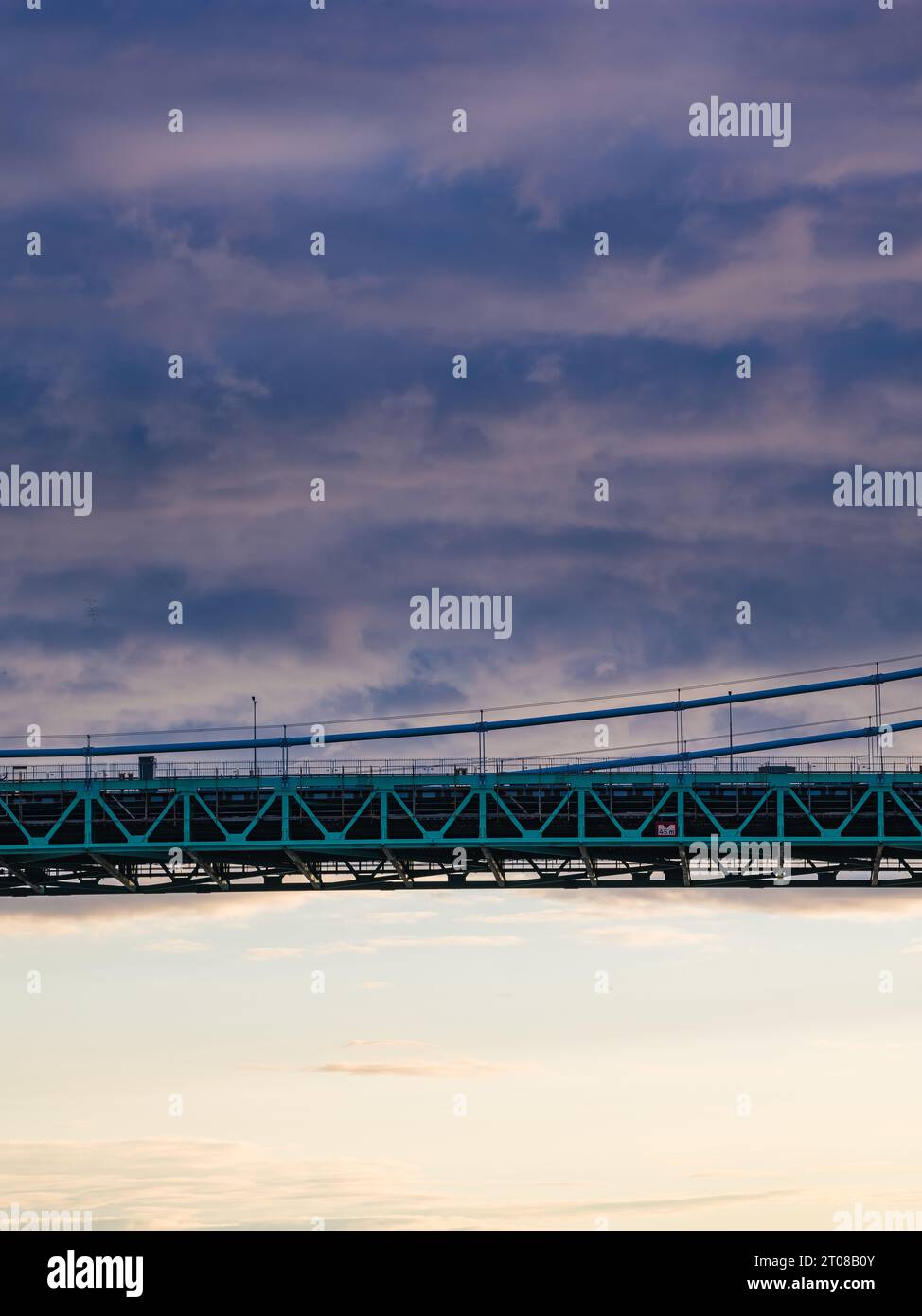 Eine Brücke über Wasser mit Wolken und Himmel in Göteborg, Schweden. Stockfoto