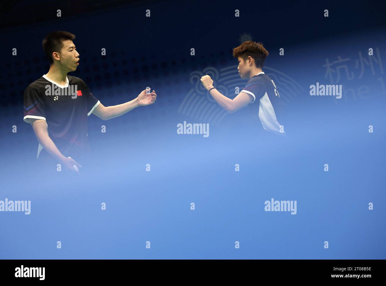 Hangzhou, chinesische Provinz Zhejiang. Oktober 2023. Feng Yanzhe (L)/Huang Dongping aus China feiern beim Viertelfinale der Mixed Doppel von Badminton zwischen Feng Yanzhe/Huang Dongping aus China und Supak Jomkoh/Supissara Paewsampran aus Thailand bei den 19. Asienspielen in Hangzhou, ostchinesische Provinz Zhejiang, 5. Oktober 2023. Quelle: Chen Bin/Xinhua/Alamy Live News Stockfoto