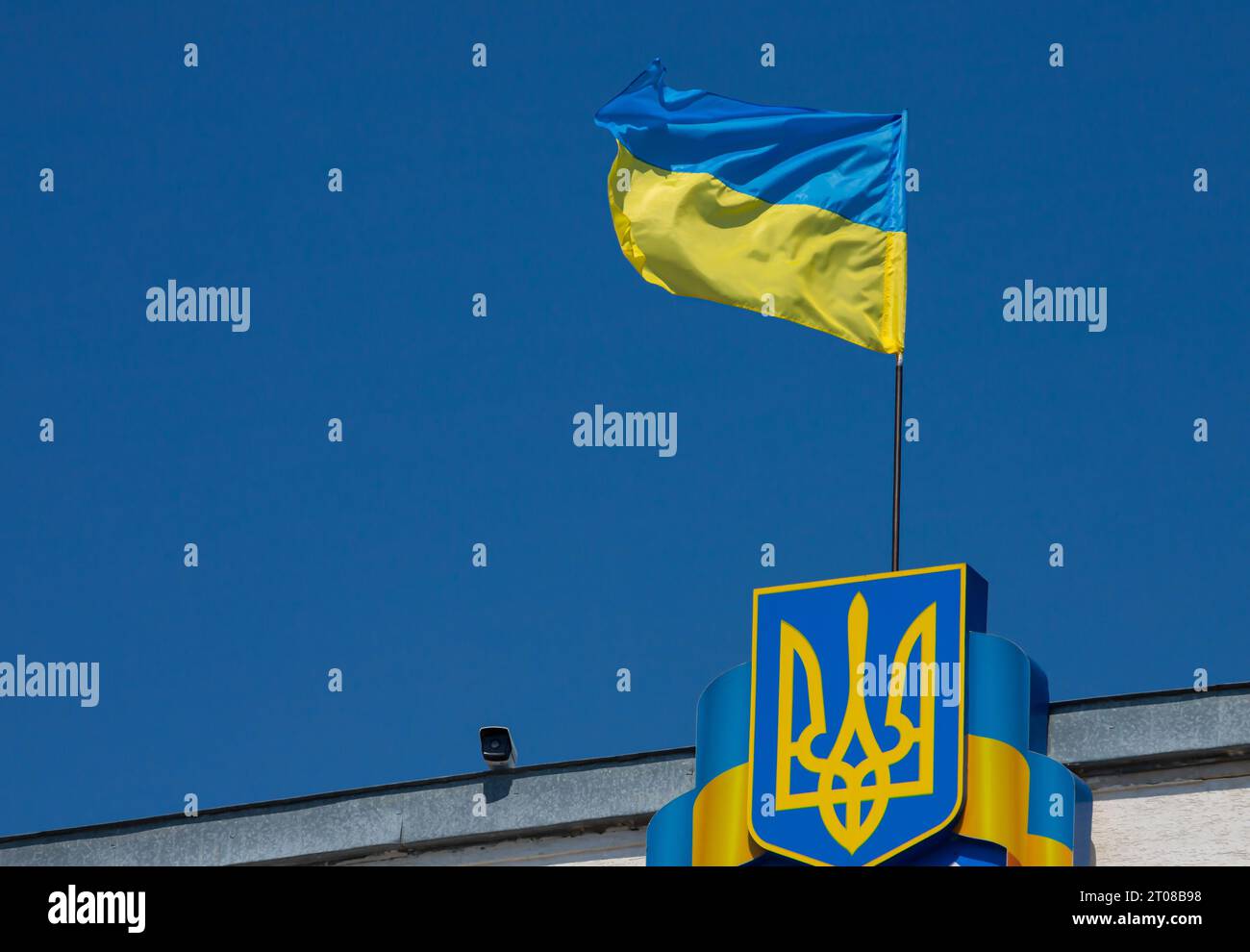 Flagge und Wappen der Ukraine auf Himmelshintergrund Stockfoto