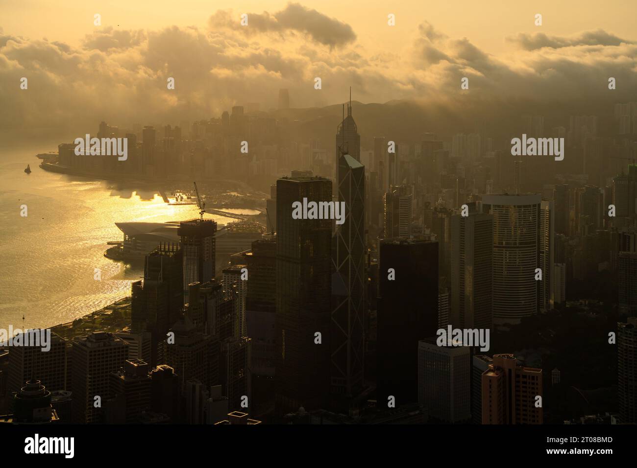 Luftaufnahme des Hauptviertels von Hong Kong und des Victoria Harbour bei Sonnenaufgang, China Stockfoto