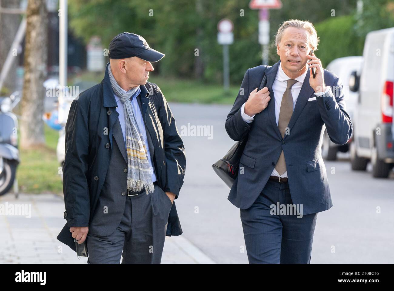 München, Deutschland. Oktober 2023. Der ehemalige Aufsichtsratsvorsitzende Thomas Eichelmann (l) und sein Anwalt gehen gemeinsam vor Gericht. Dort soll Eichelmann zwei Tage lang als Schlüsselzeuge befragt werden. Im größten Betrugsfall in der deutschen Nachkriegsgeschichte werden Braun und zwei weitere ehemalige Wirecard-Manager des professionellen Bandenbetrugs beschuldigt. Laut der Anklageerhebung sollen sie seit 2015 die Bilanzen von Wirecard gefälscht und Kreditbanken um 3,1 Milliarden Euro beschädigt haben. 100 Testtage sind bis 2024 geplant. Quelle: Peter Kneffel/dpa/Alamy Live News Stockfoto