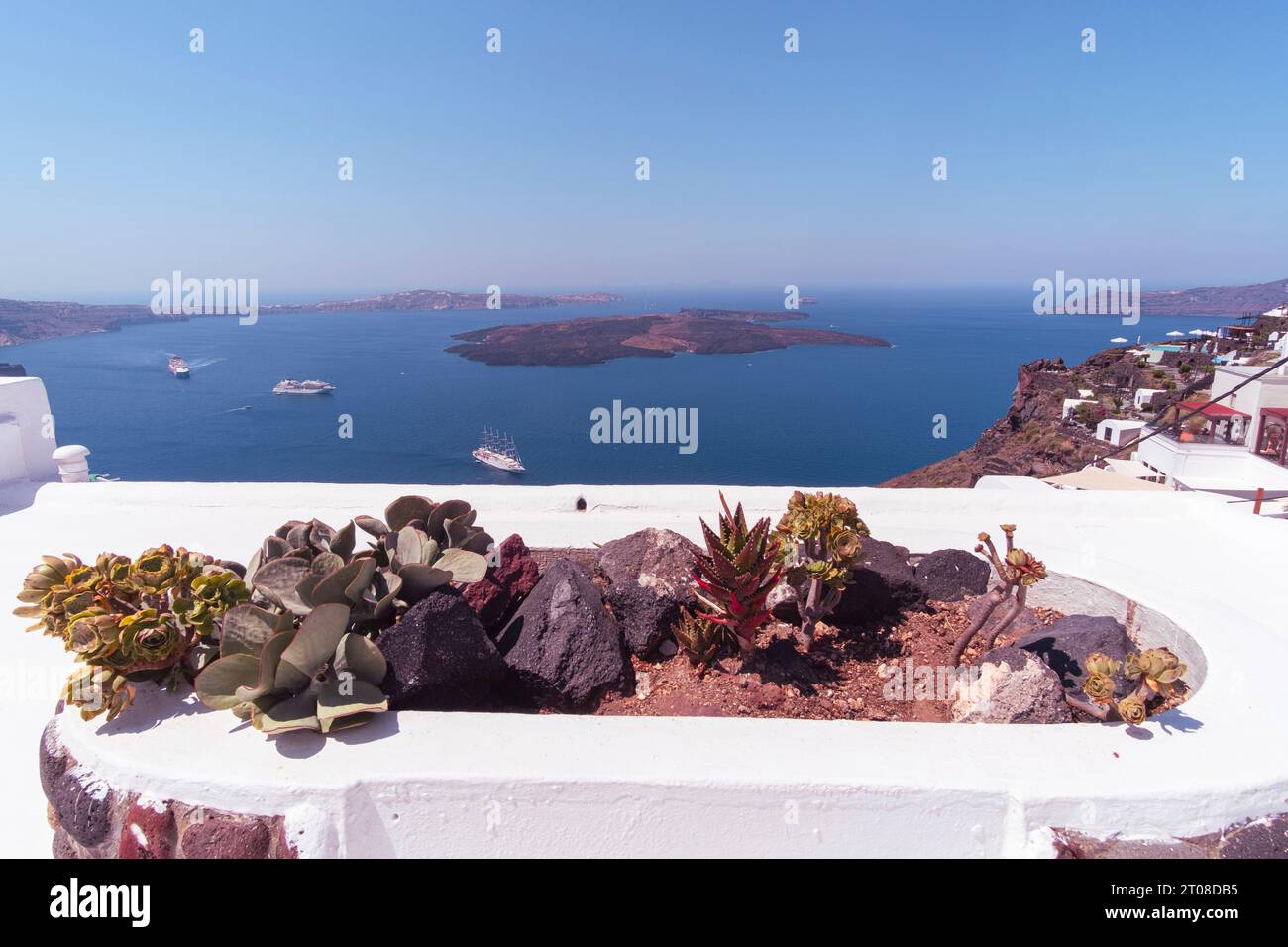 Apartment-Balkon in einem weißen luxuriösen Resort mit herrlichem Blick auf das Mittelmeer der Insel Santorin Stockfoto