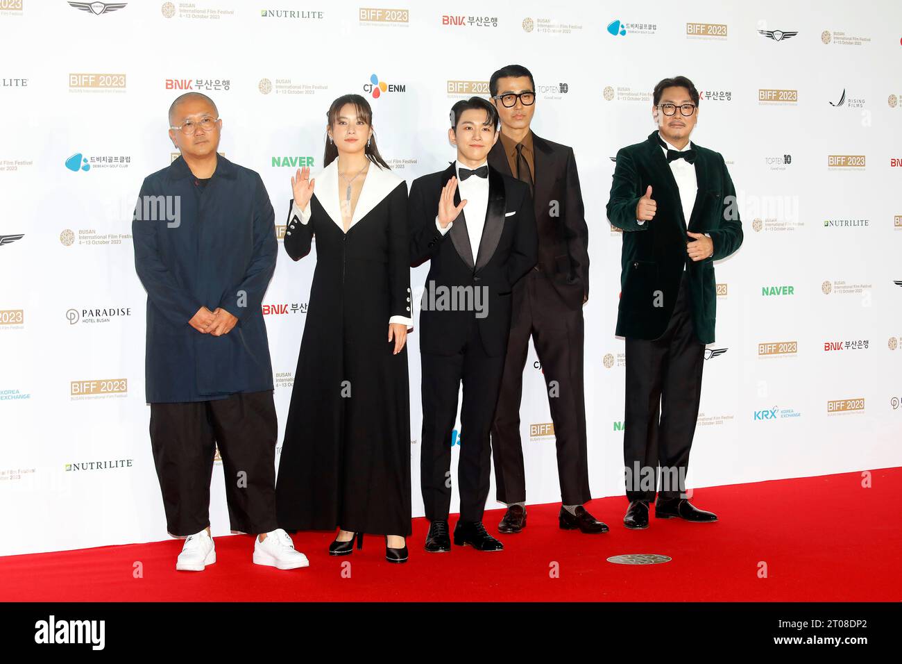 Busan, Südkorea. Oktober 2023. 4. Oktober 2023-Busan, Südkorea-der linke Regisseur Baek Jong Ryeol, die Schauspielerin Han Hyo Joo, der Schauspieler Oh Seung Hoon, der Schauspieler Cha Seung Won, der Schauspieler Cho Jin Woong posieren für Fotoanrufe während des 28. Busan International Film Festival Red Carpet Events im Busan Cinema Center in Busan, Südkorea (Foto: Seung-il Ryu/NurPhoto) Credit: NurPhoto SRL/Alamy Live News Stockfoto